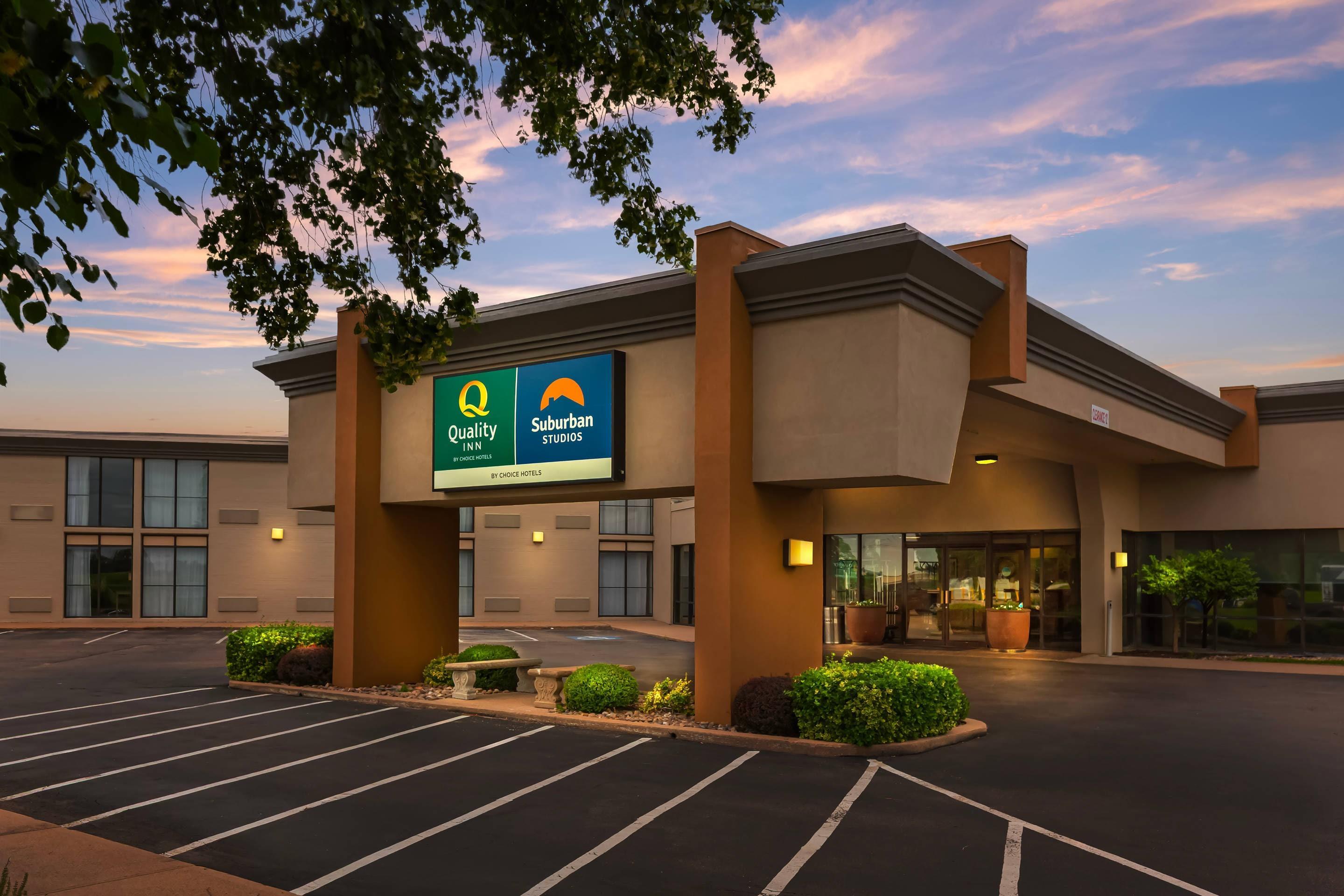 Hotel at night | Quality Inn and Conference Center I-80 Grand Island