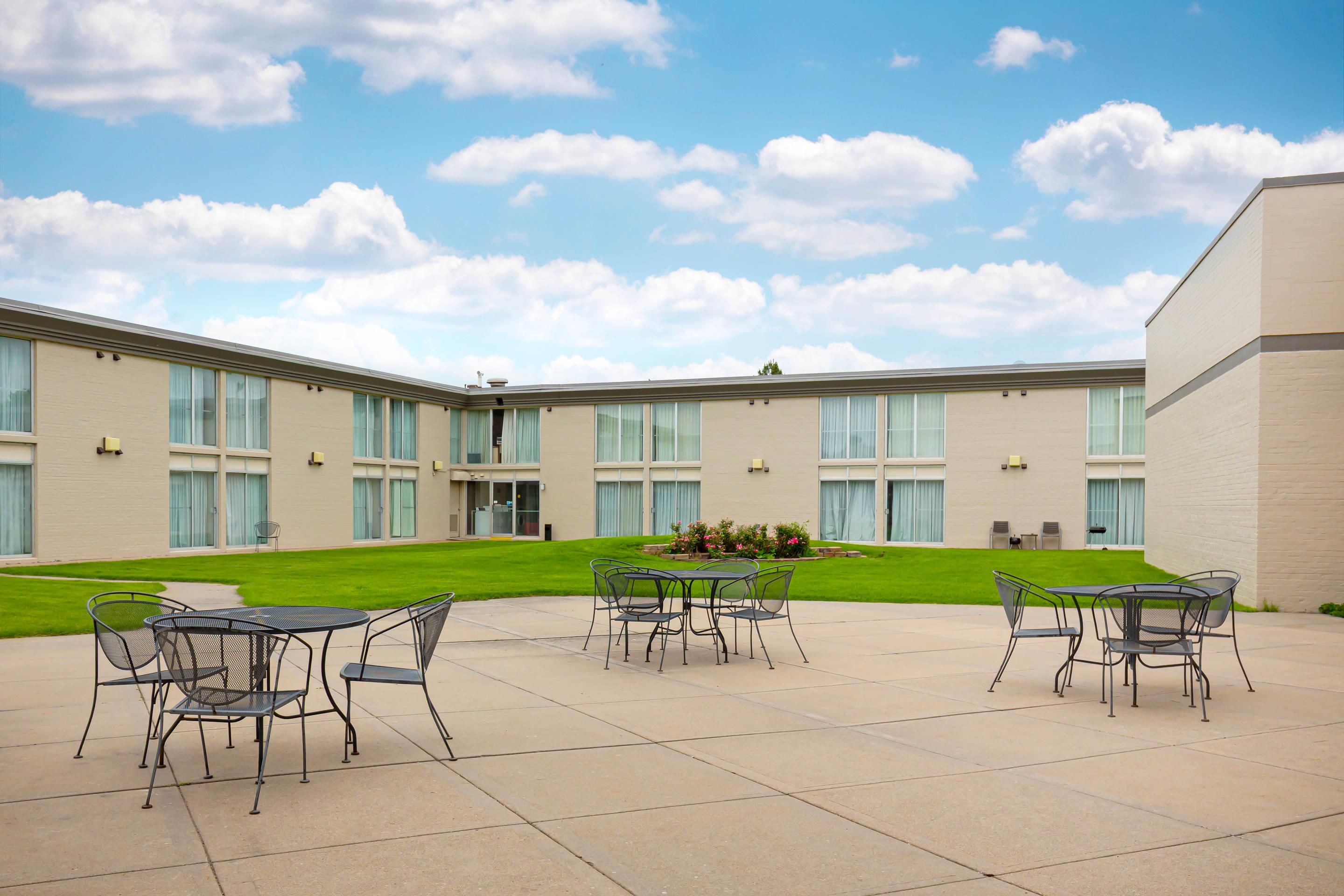 Courtyard | Quality Inn and Conference Center I-80 Grand Island
