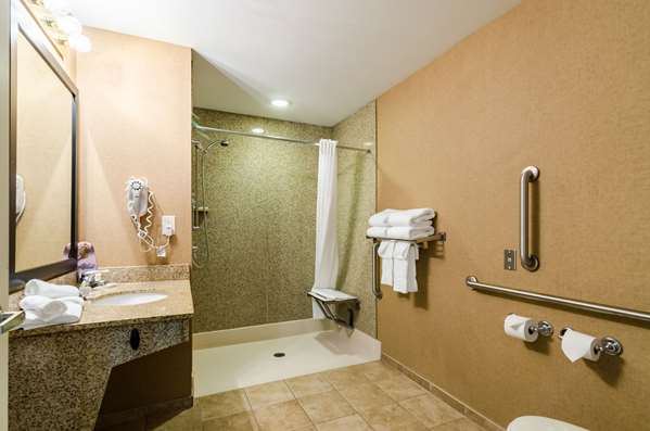  - Comfort Suites Gothenburg - I-80, Exit 211