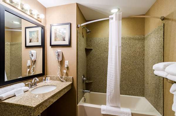  - Comfort Suites Gothenburg - I-80, Exit 211