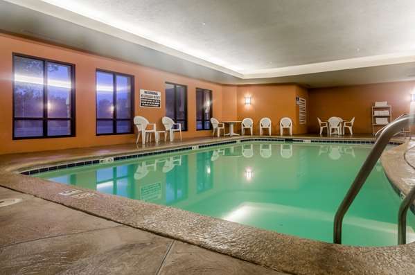 Pool - Comfort Suites Gothenburg - I-80, Exit 211