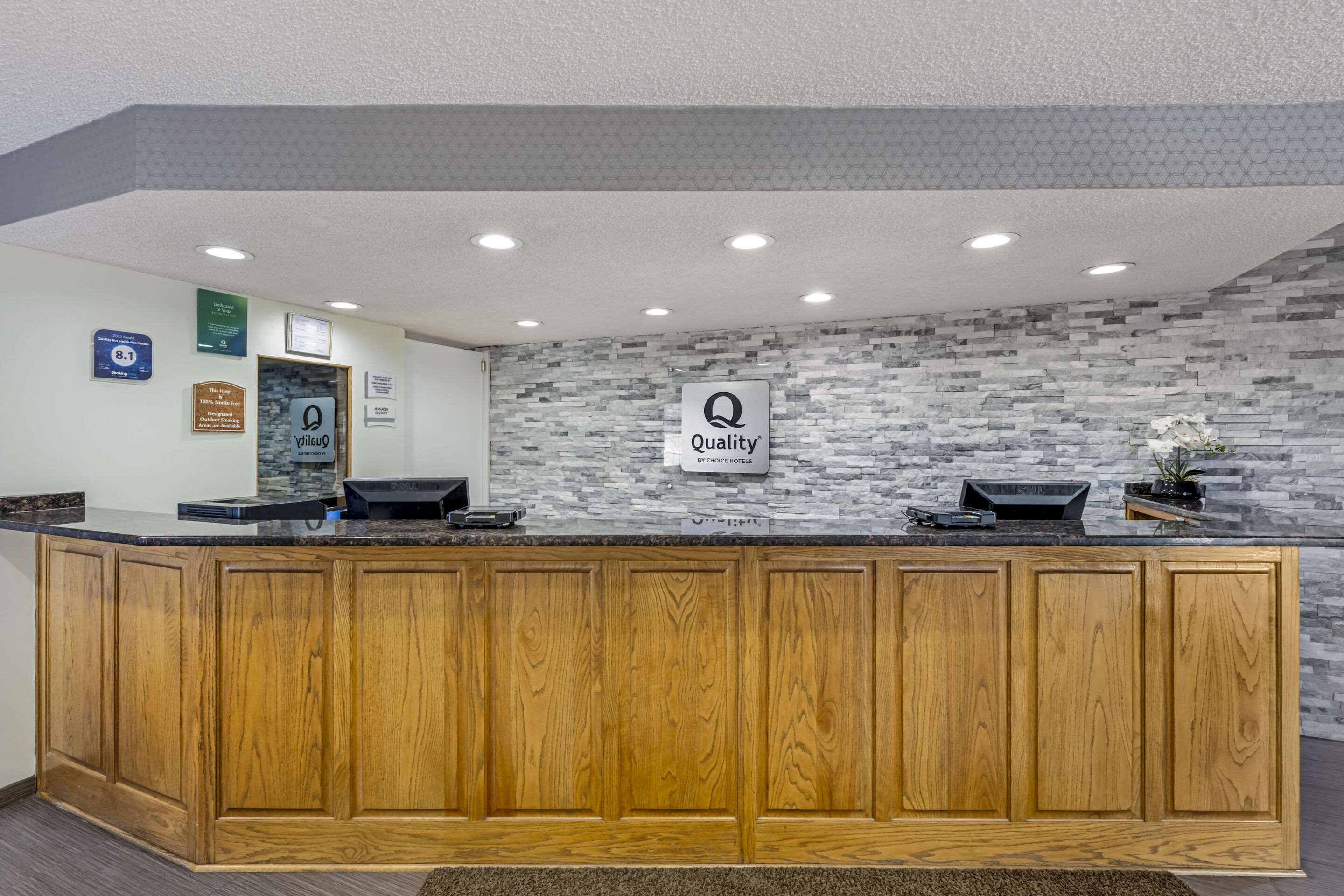 Front desk | Quality Inn and Suites Lincoln