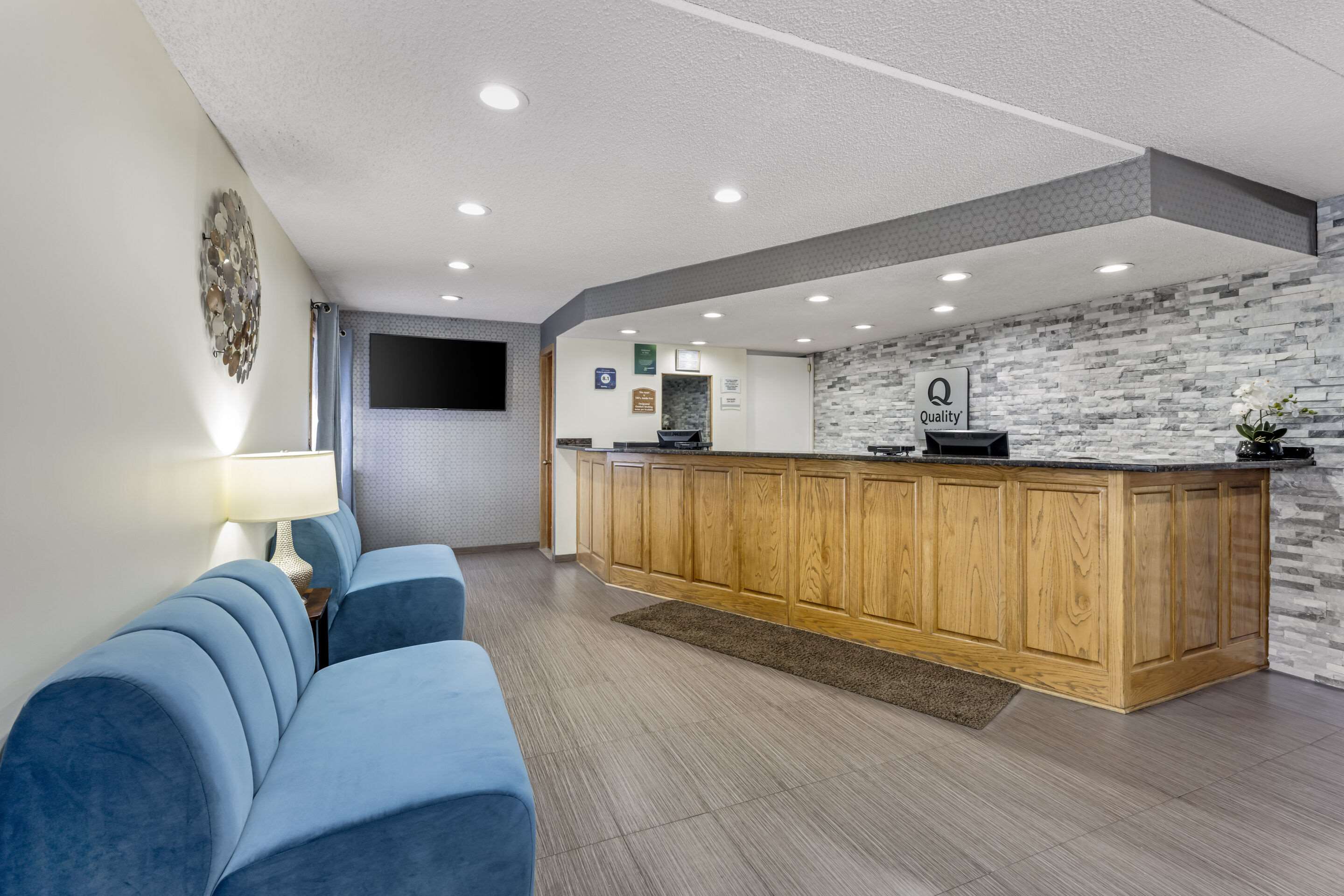 Hotel lobby | Quality Inn and Suites Lincoln