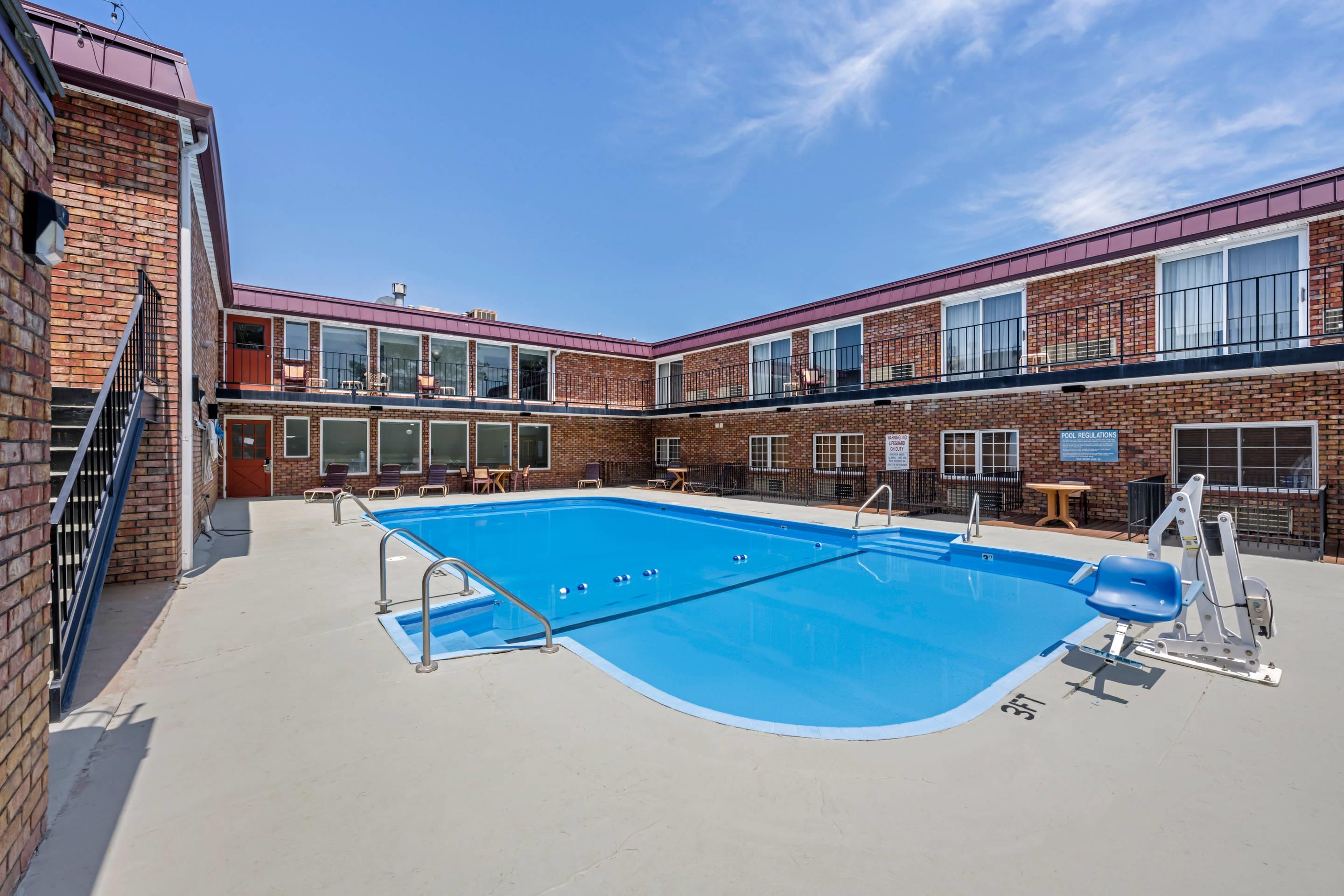 Outdoor pool | Quality Inn and Suites Lincoln