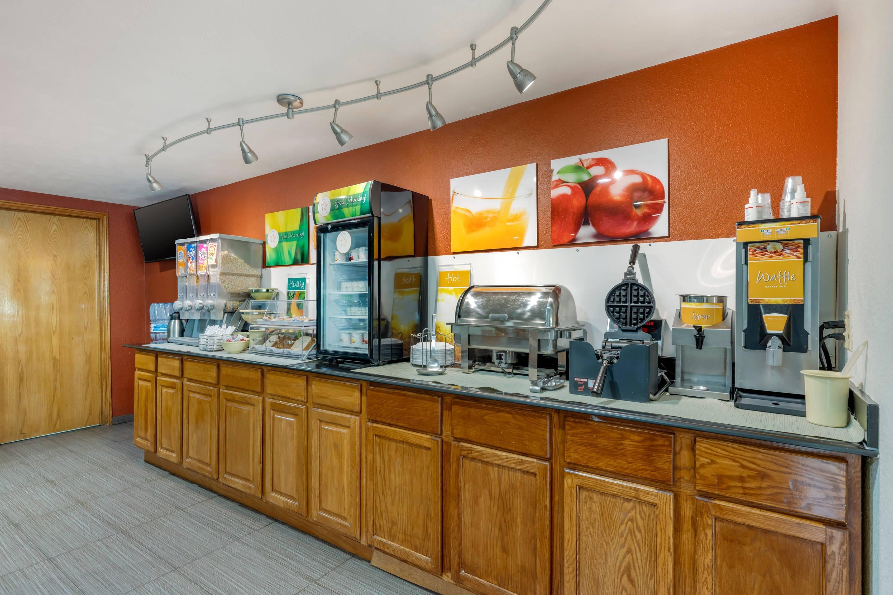 Breakfast bar | Quality Inn and Suites Lincoln