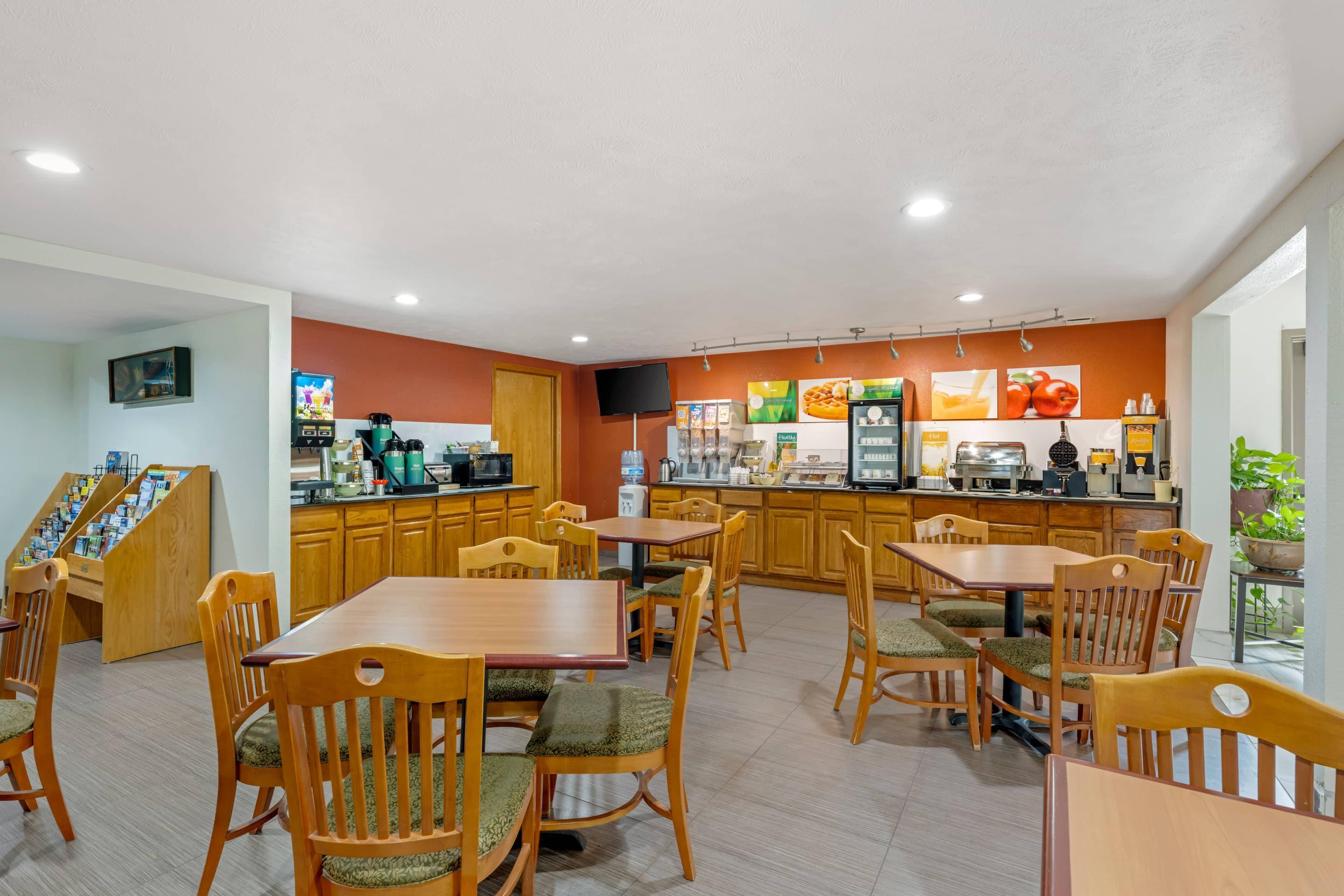 Breakfast area | Quality Inn and Suites Lincoln