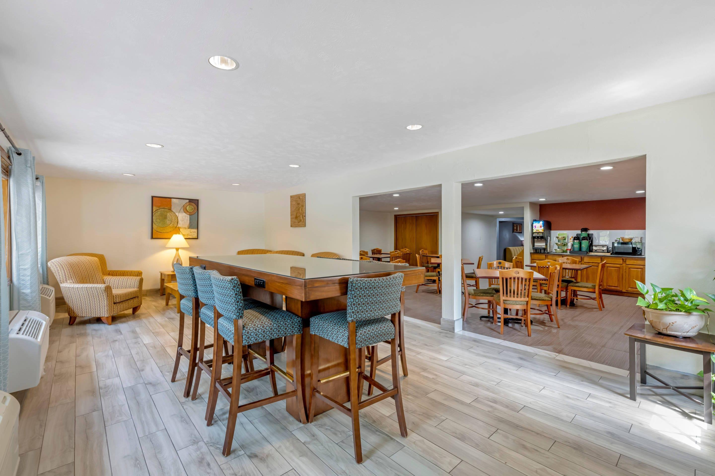 Breakfast area | Quality Inn and Suites Lincoln