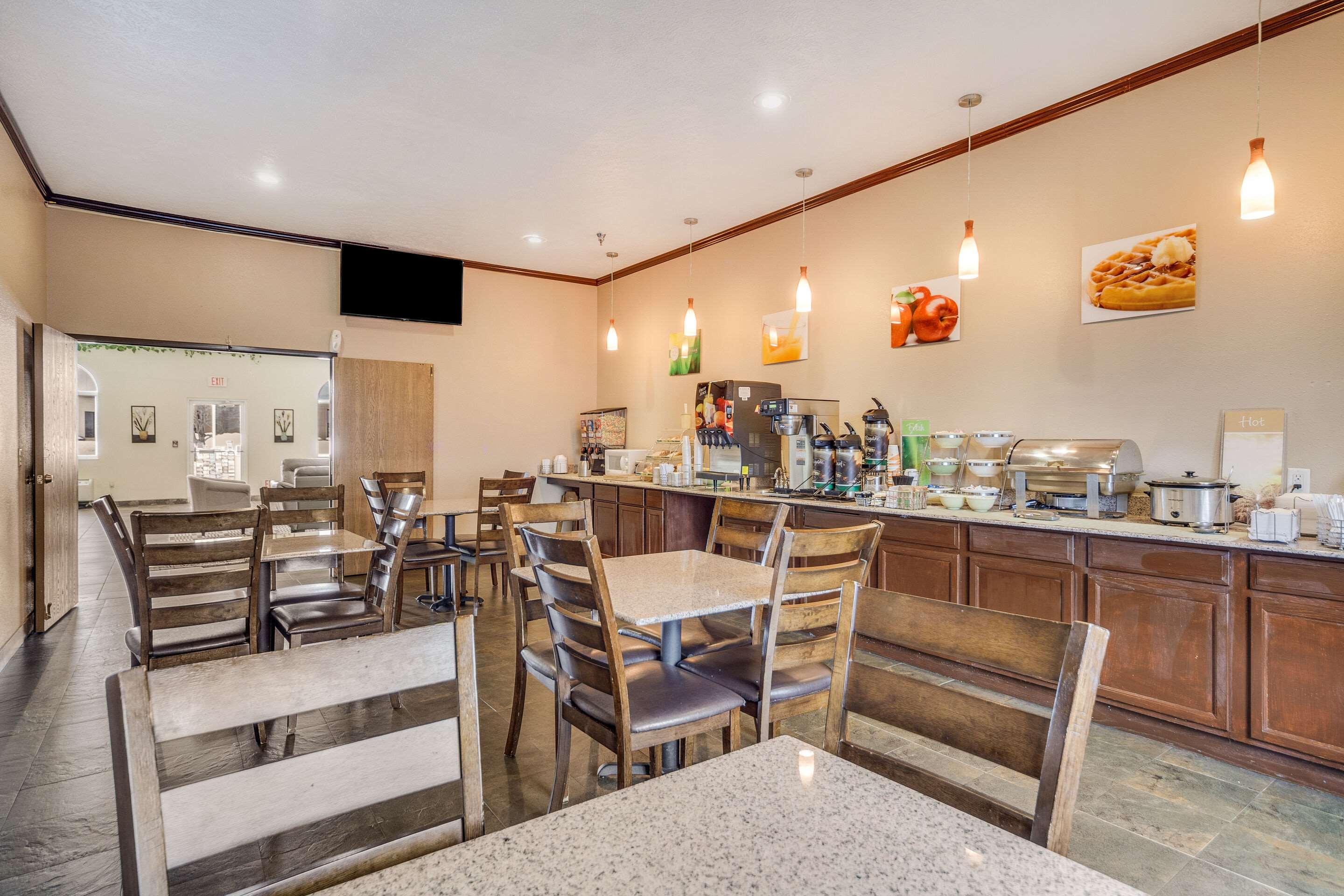 Enjoy breakfast in this seating area | Quality Inn