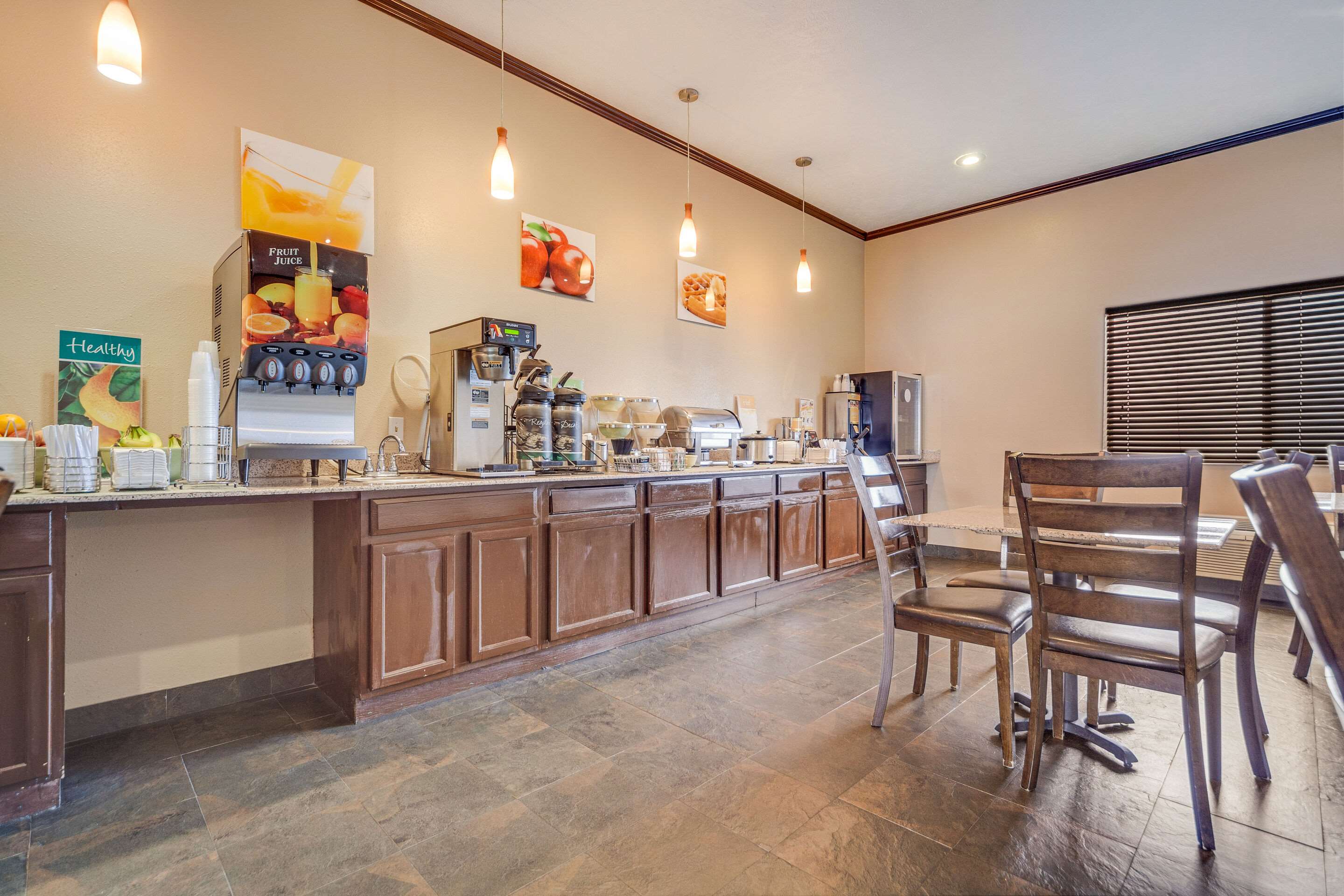 Breakfast area | Quality Inn