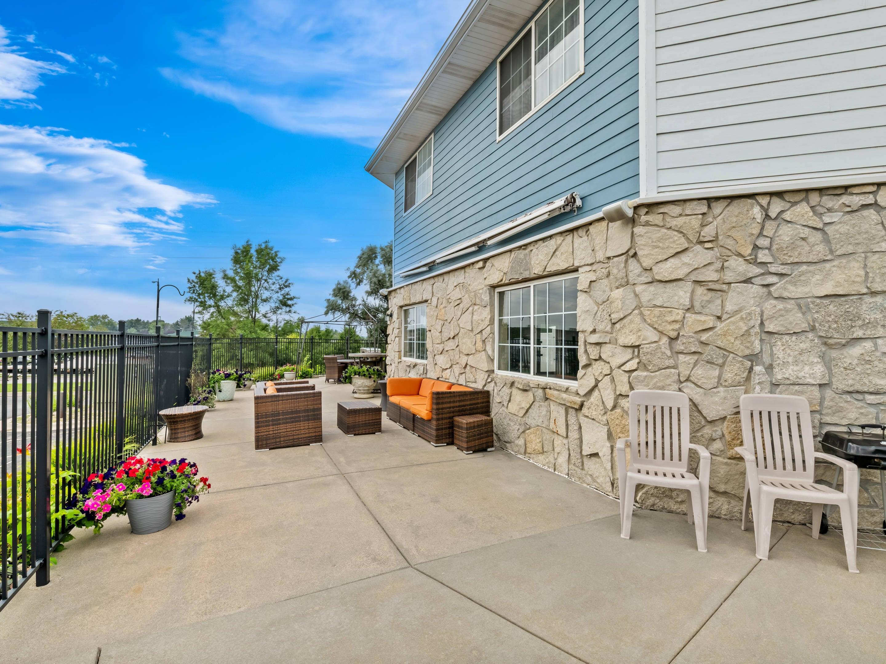 Hotel patio | Comfort Inn & Suites Bellevue - Omaha Offutt AFB