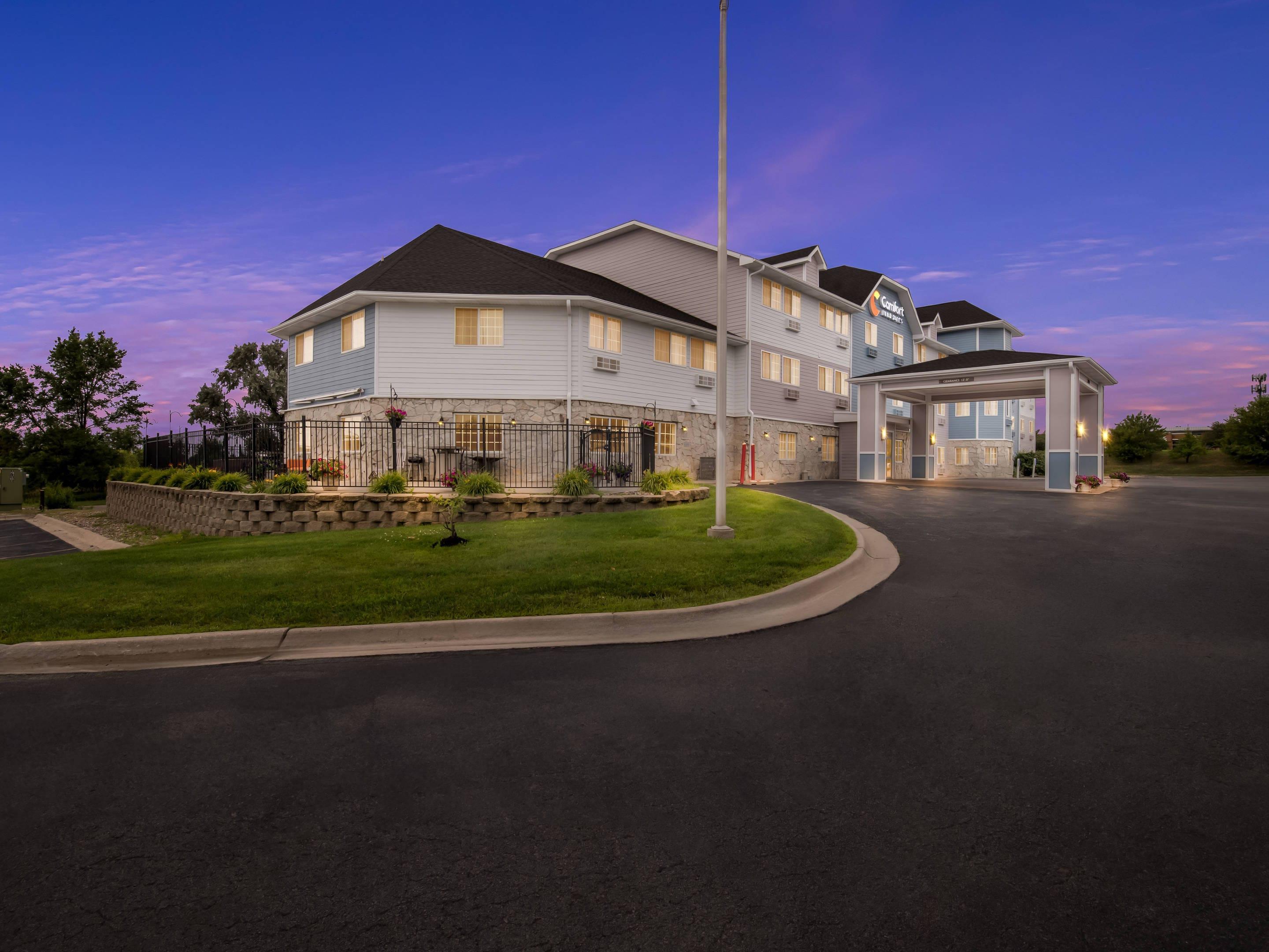 Hotel at night | Comfort Inn & Suites Bellevue - Omaha Offutt AFB