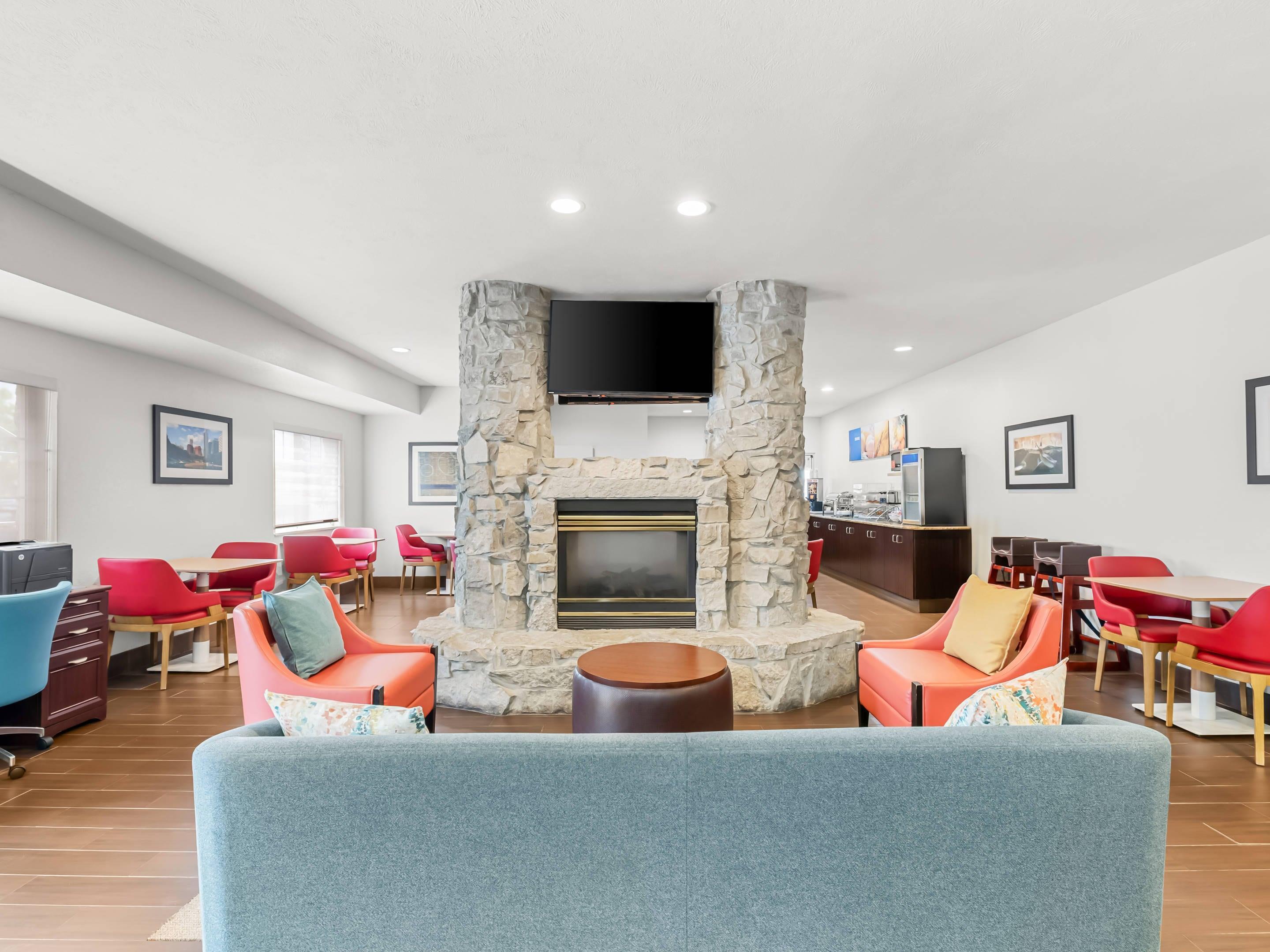 Lobby with sitting area | Comfort Inn & Suites Bellevue - Omaha Offutt AFB