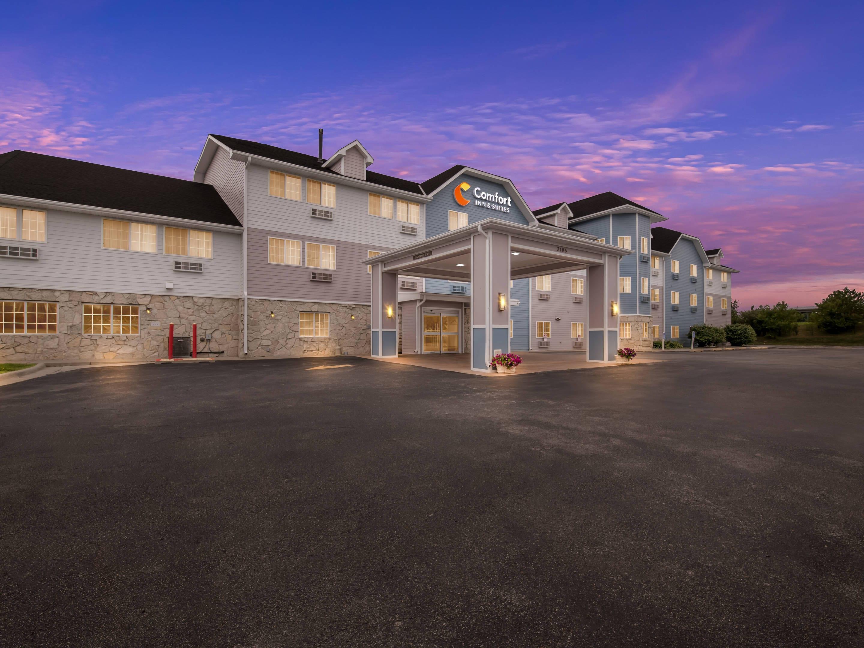 Hotel at night | Comfort Inn & Suites Bellevue - Omaha Offutt AFB