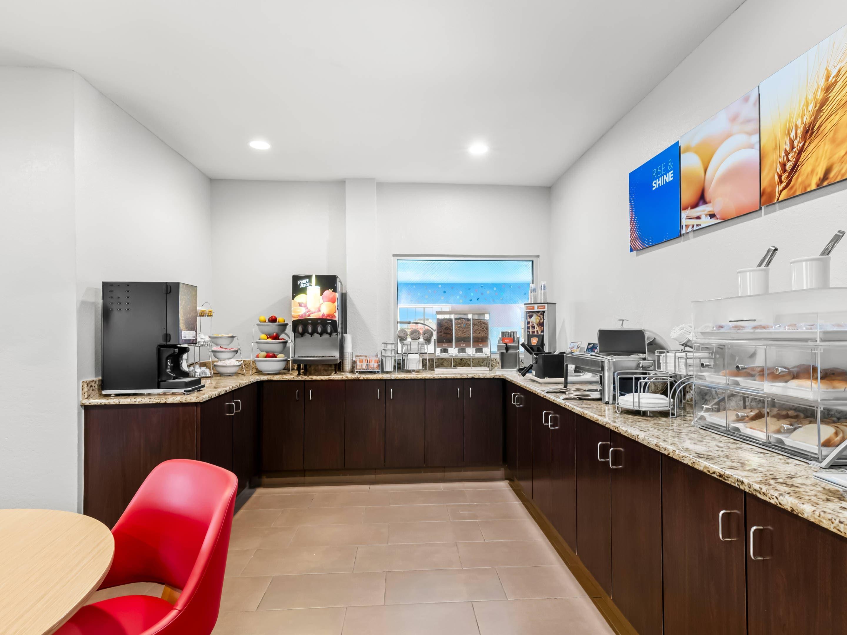 Breakfast area | Comfort Inn & Suites Bellevue - Omaha Offutt AFB
