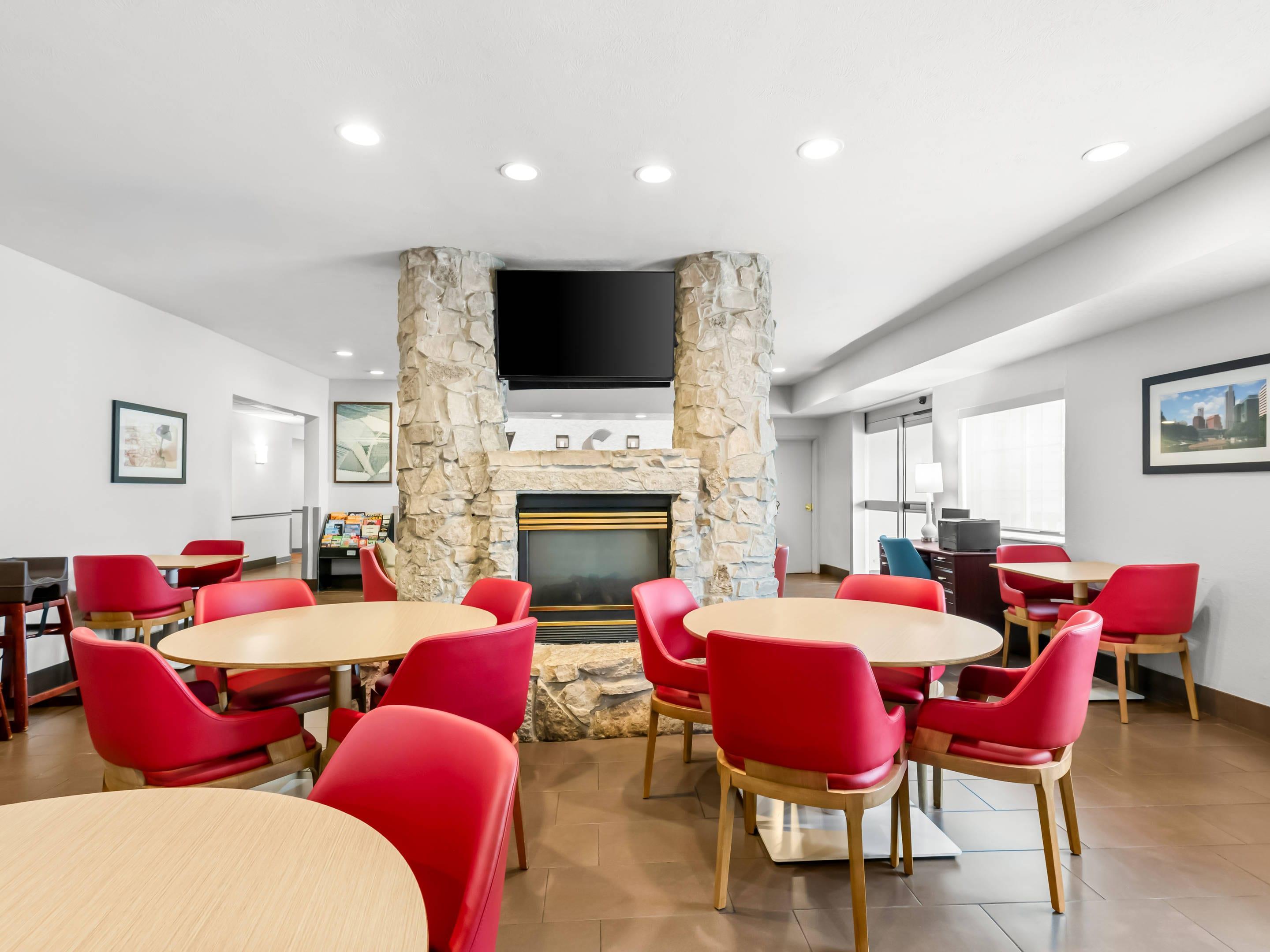 Enjoy breakfast in this seating area | Comfort Inn & Suites Bellevue - Omaha Offutt AFB