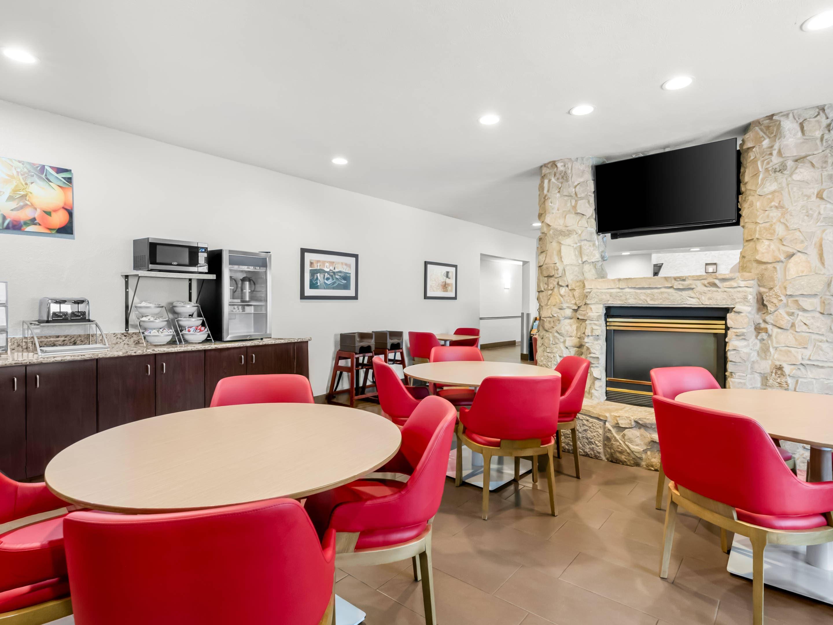 Enjoy breakfast in this seating area | Comfort Inn & Suites Bellevue - Omaha Offutt AFB