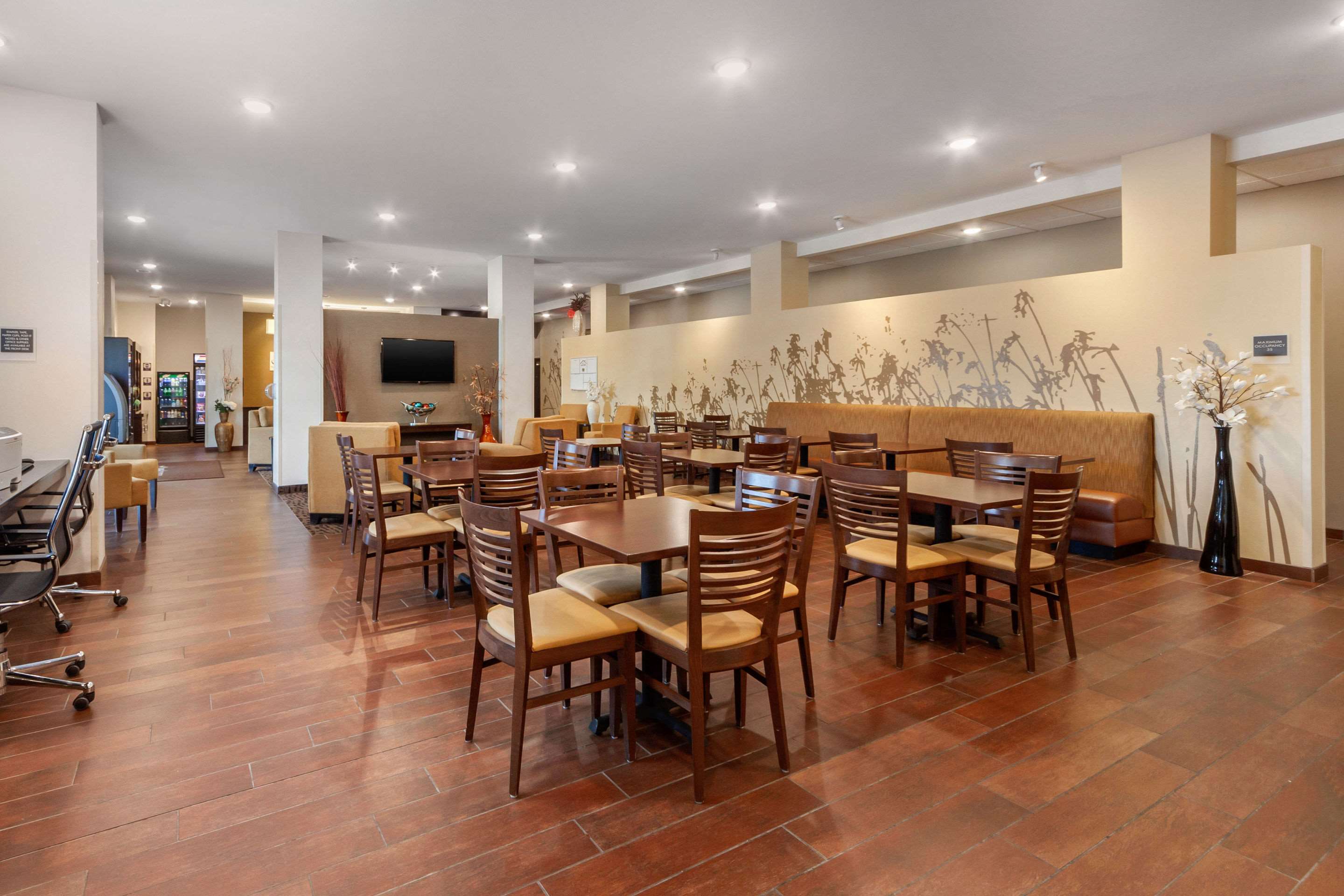 Breakfast area | MainStay Suites Lincoln University Area