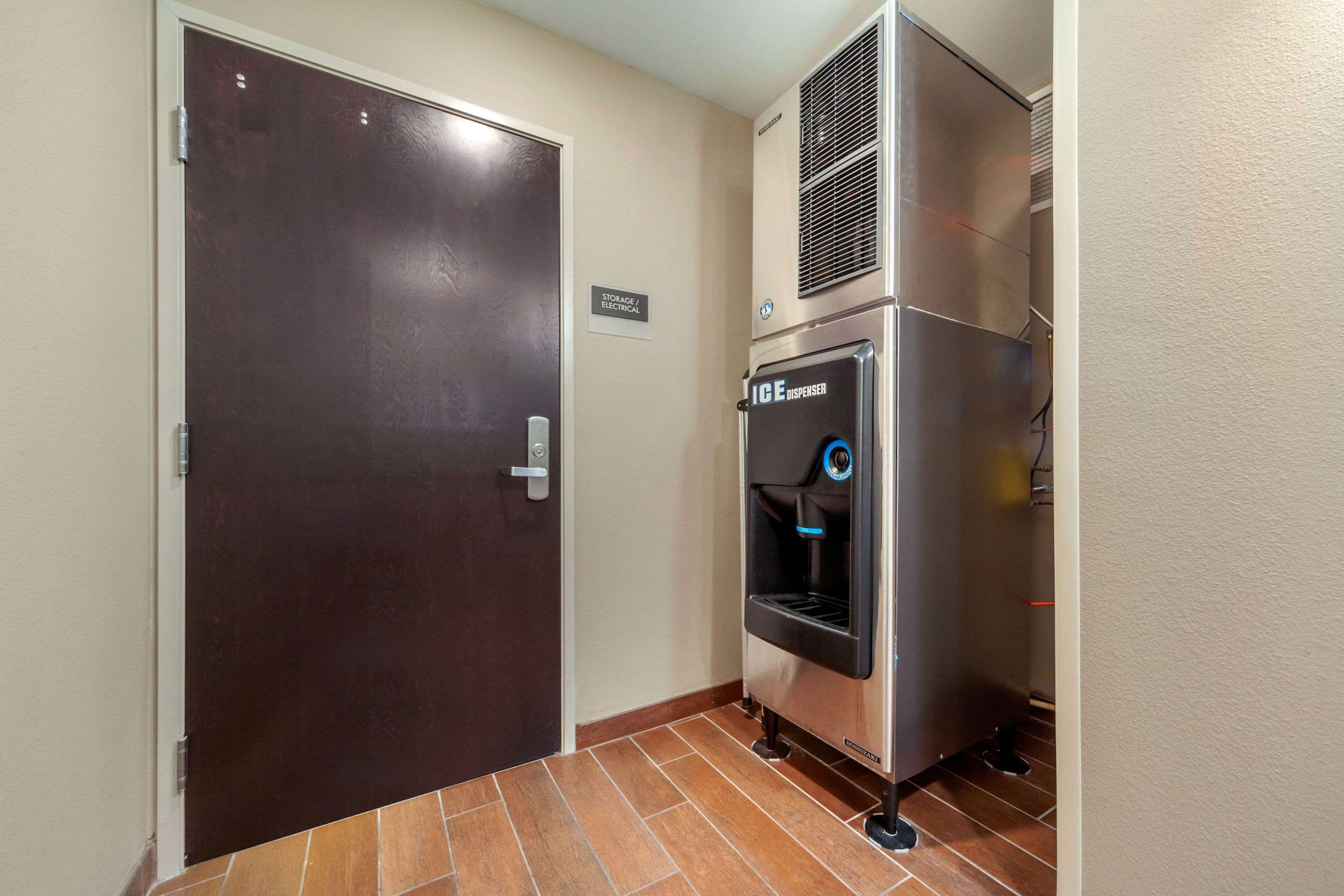Hotel vending area | MainStay Suites Lincoln University Area
