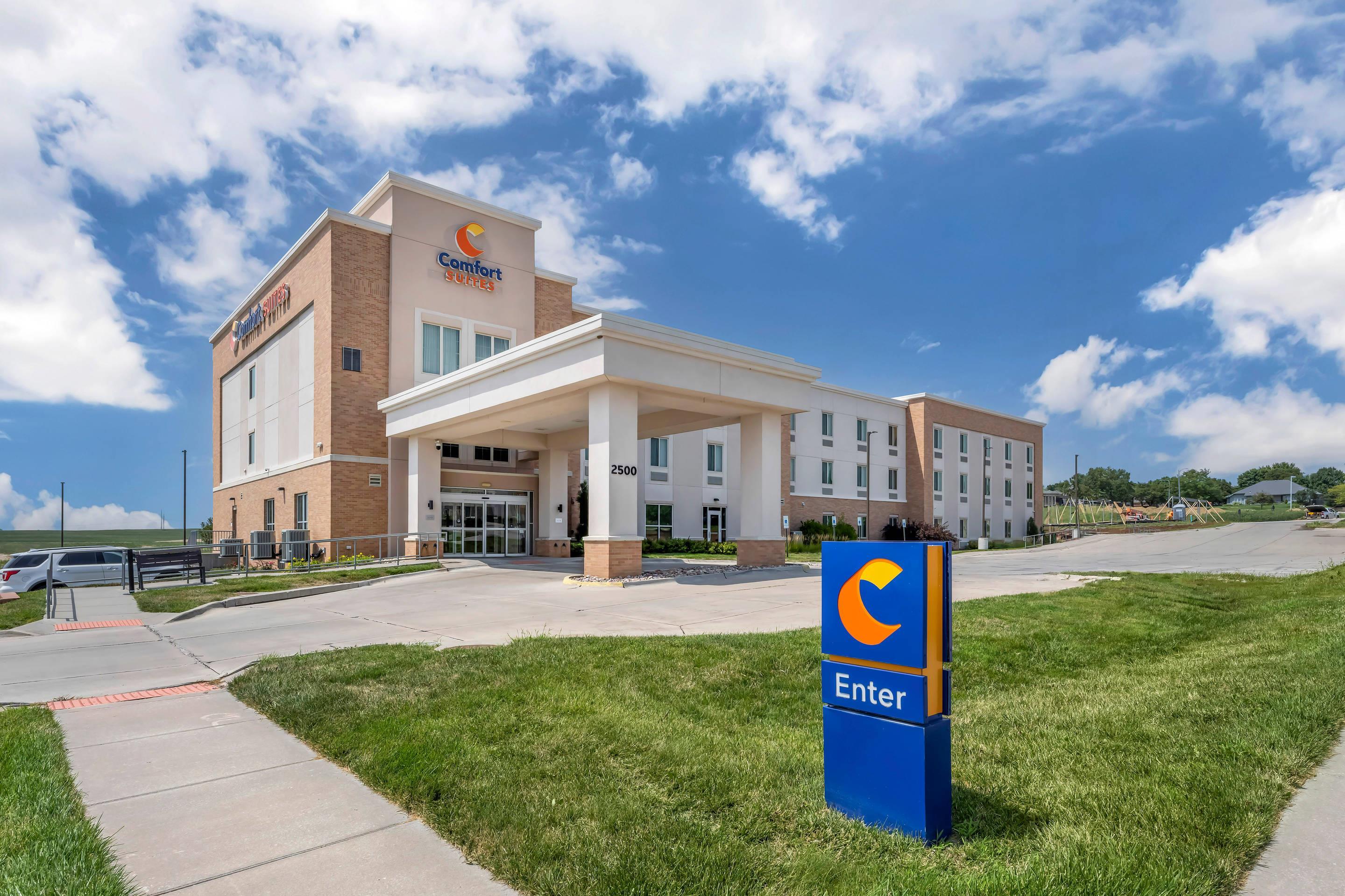Hotel exterior | Comfort Suites West Omaha