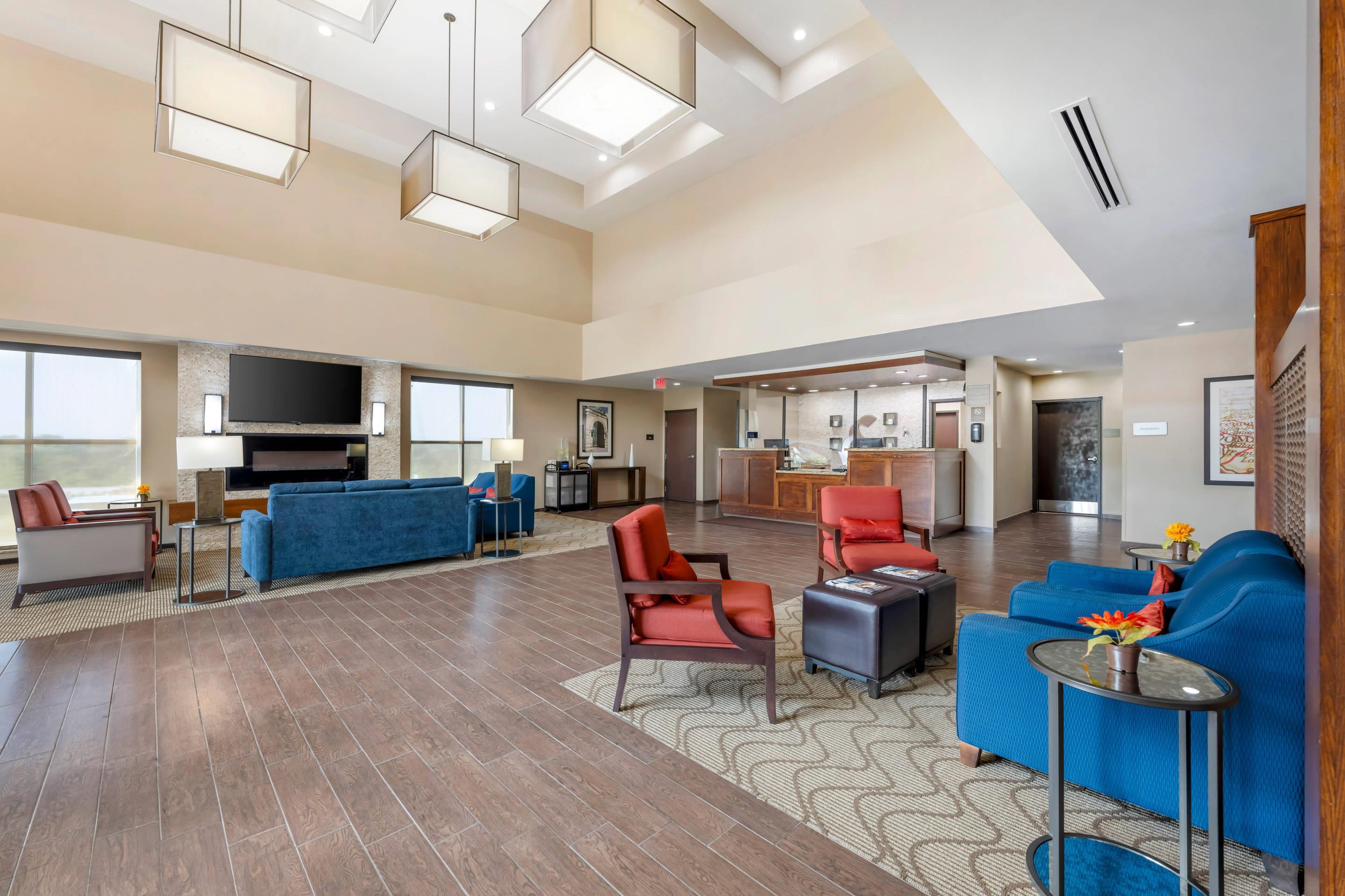 Hotel lobby | Comfort Suites West Omaha