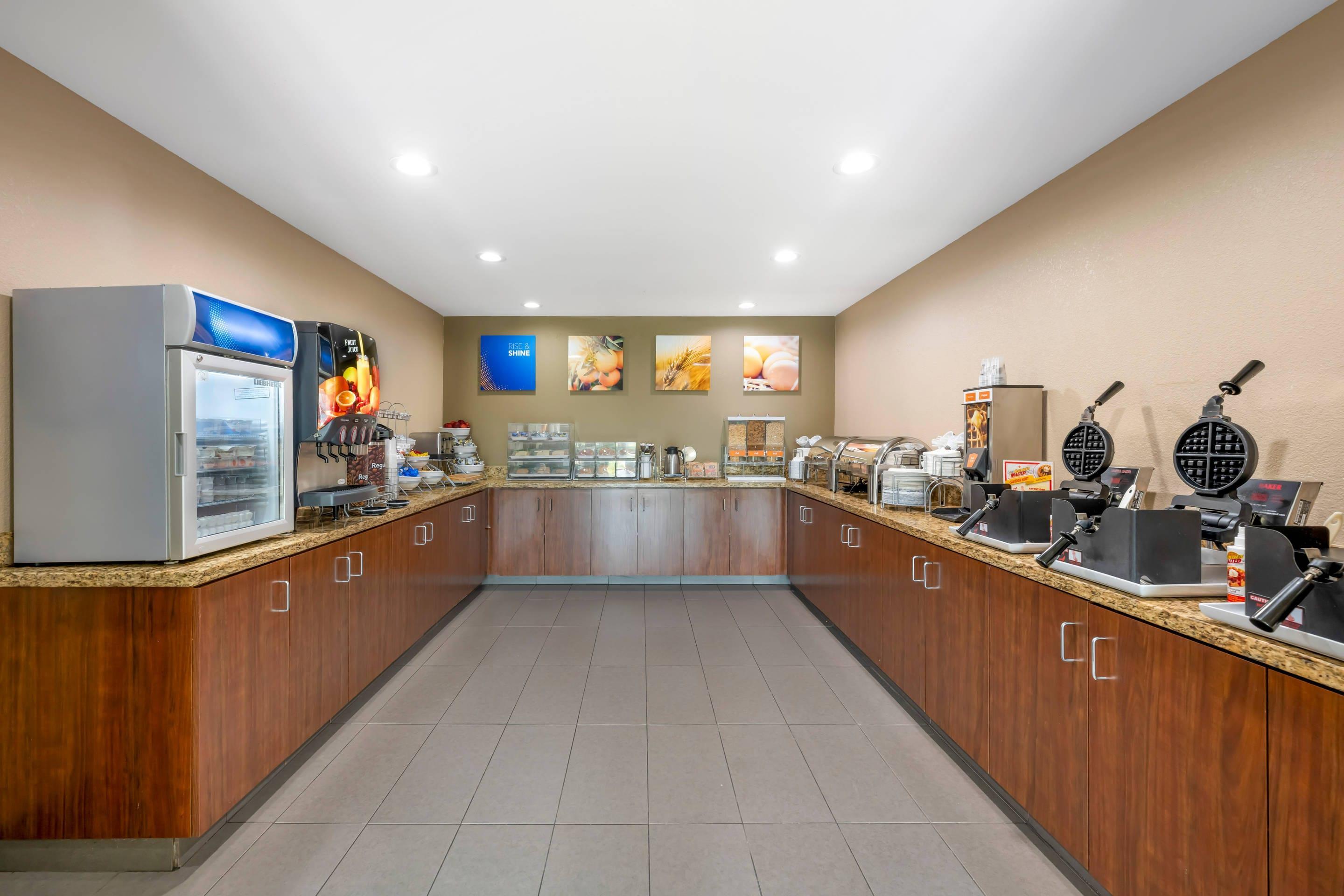Breakfast area | Comfort Suites West Omaha