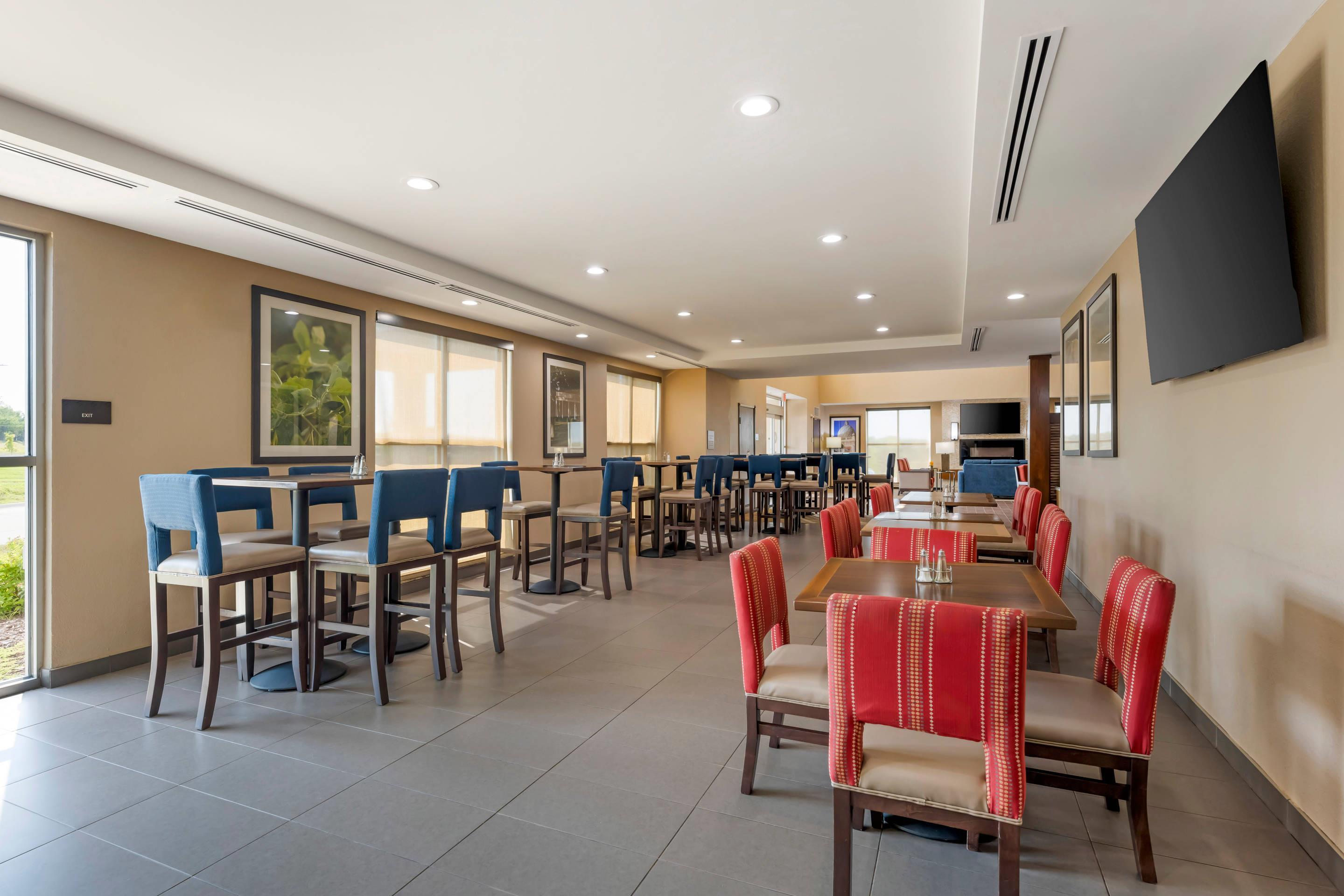Breakfast area | Comfort Suites West Omaha