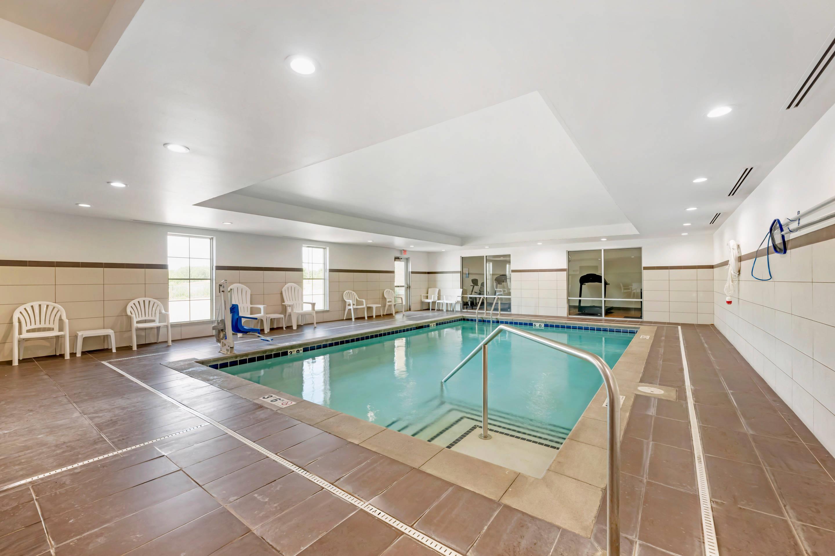 Indoor pool | Comfort Suites West Omaha