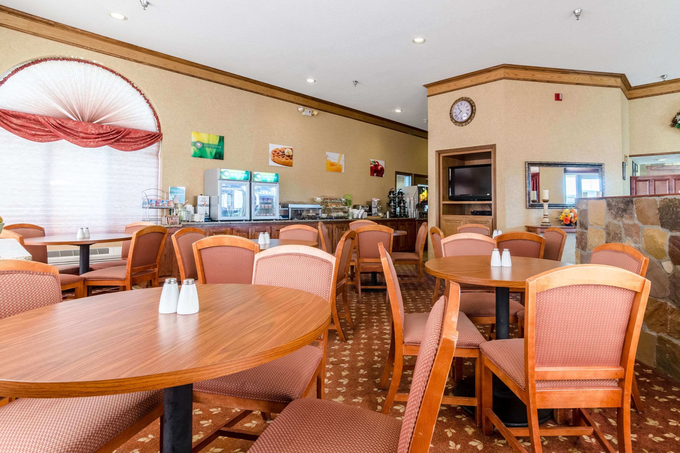 Spacious breakfast area | Quality Inn Alliance