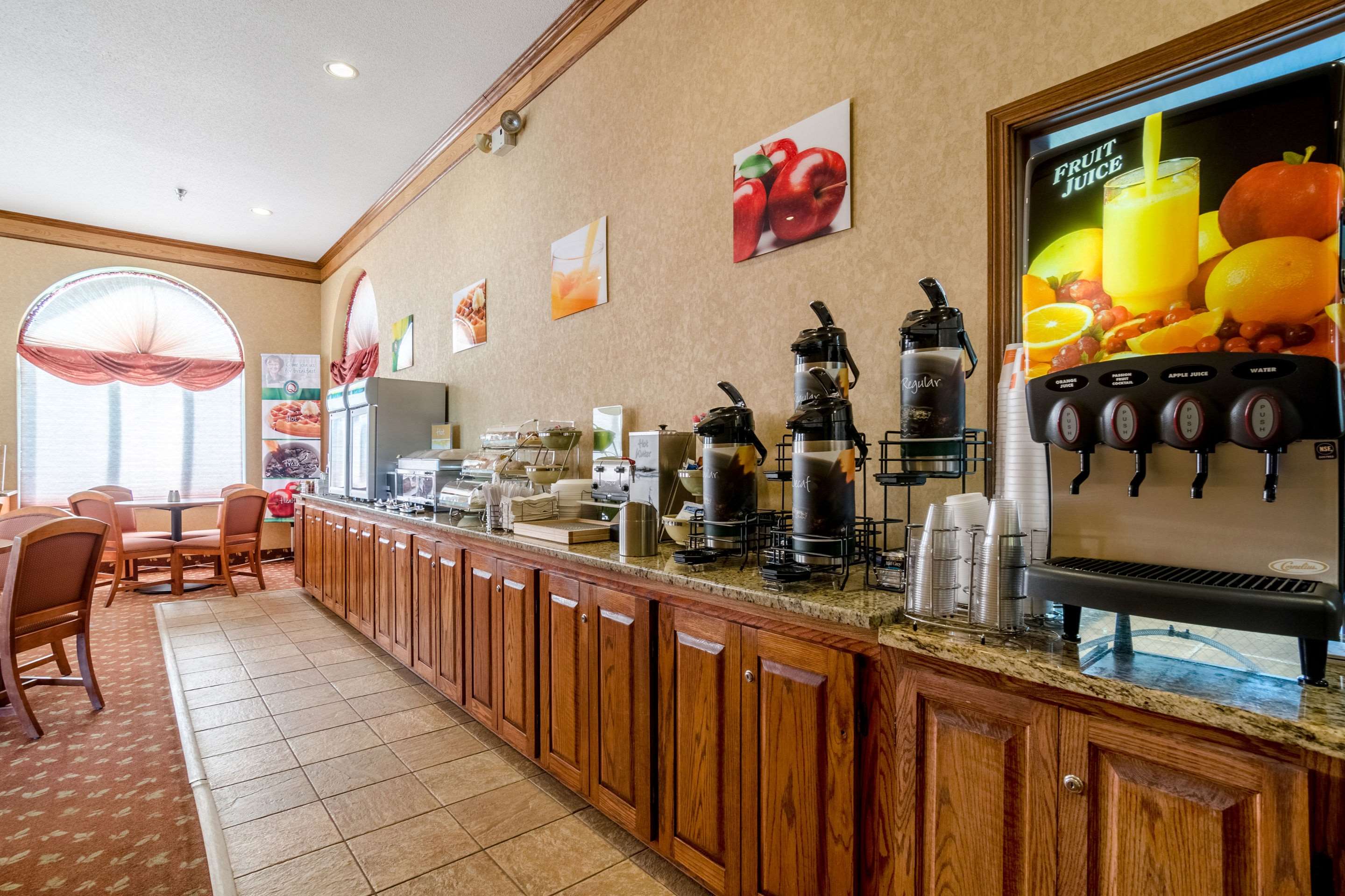 Spacious breakfast area | Quality Inn Alliance