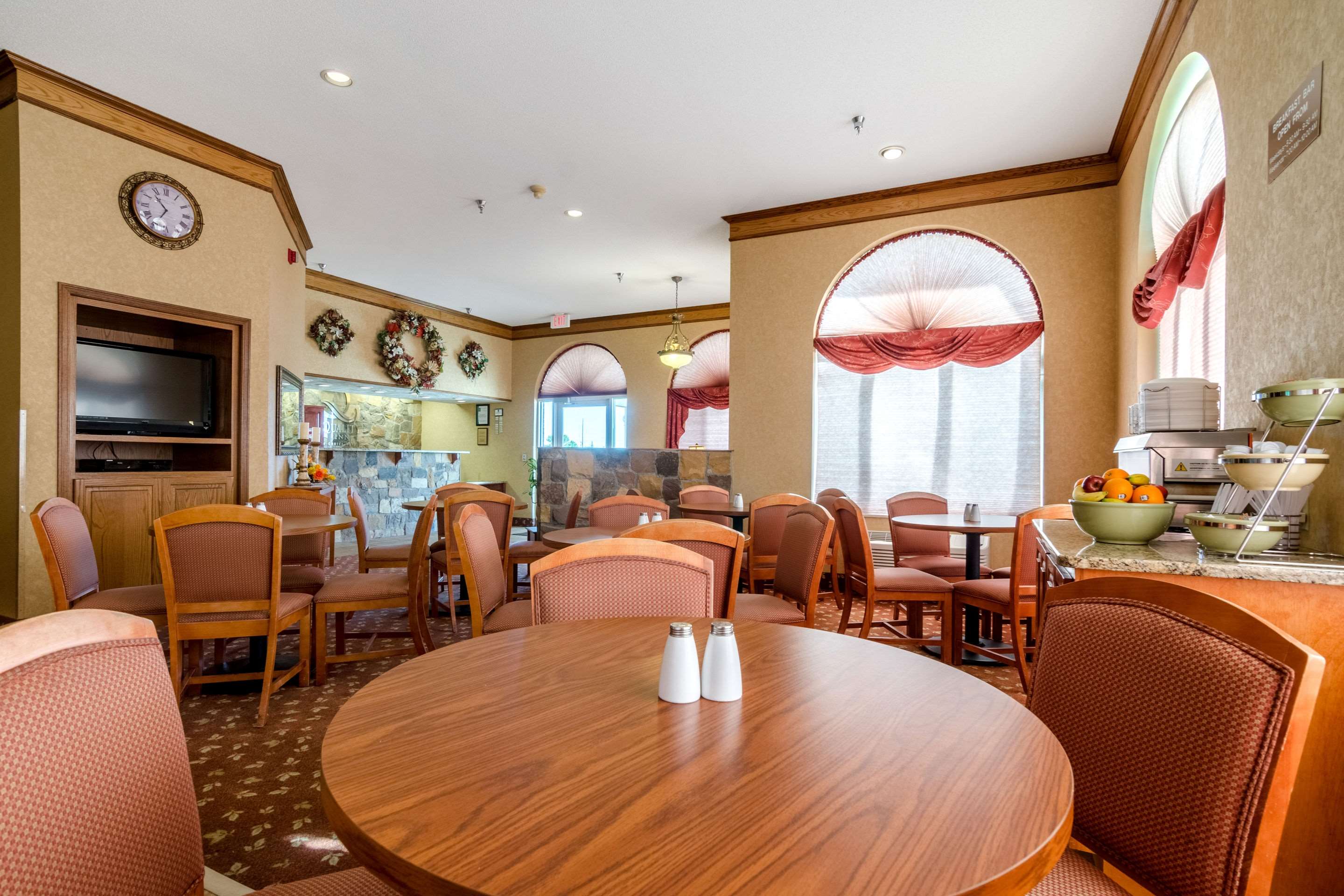 Spacious breakfast area | Quality Inn Alliance