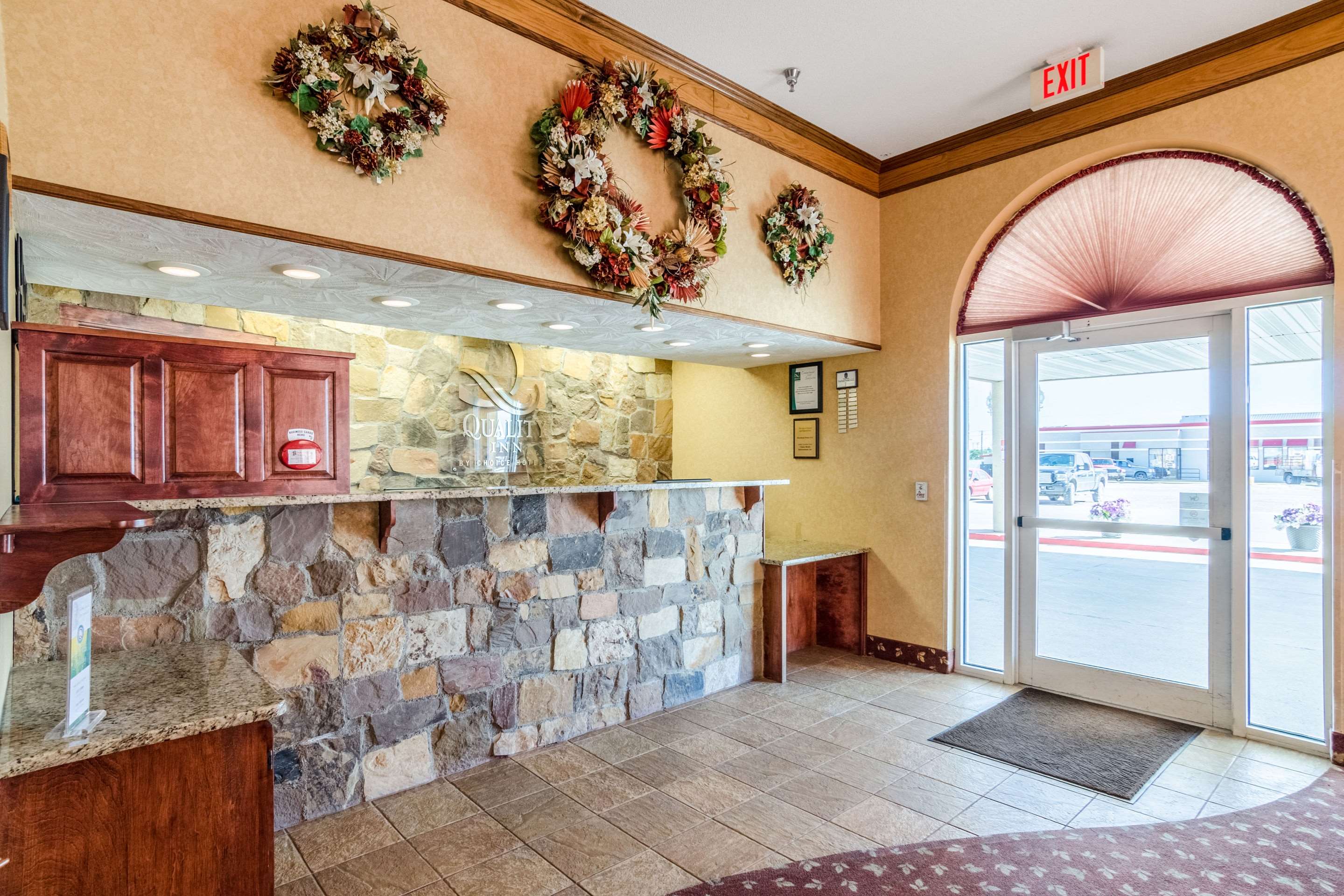 Front desk | Quality Inn Alliance