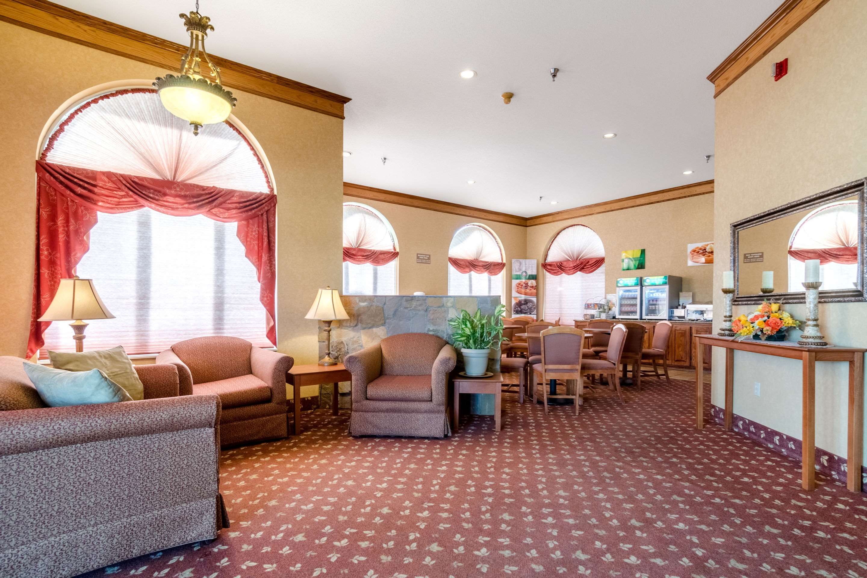Spacious lobby | Quality Inn Alliance