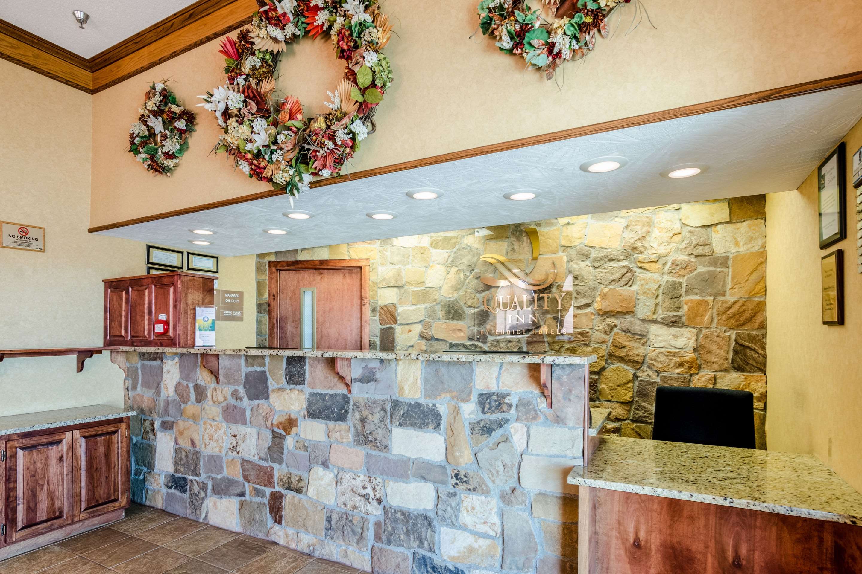 Front desk | Quality Inn Alliance