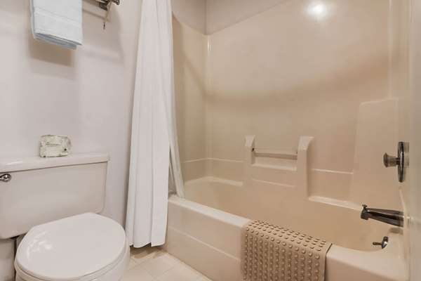  - Rodeway Inn Holdrege