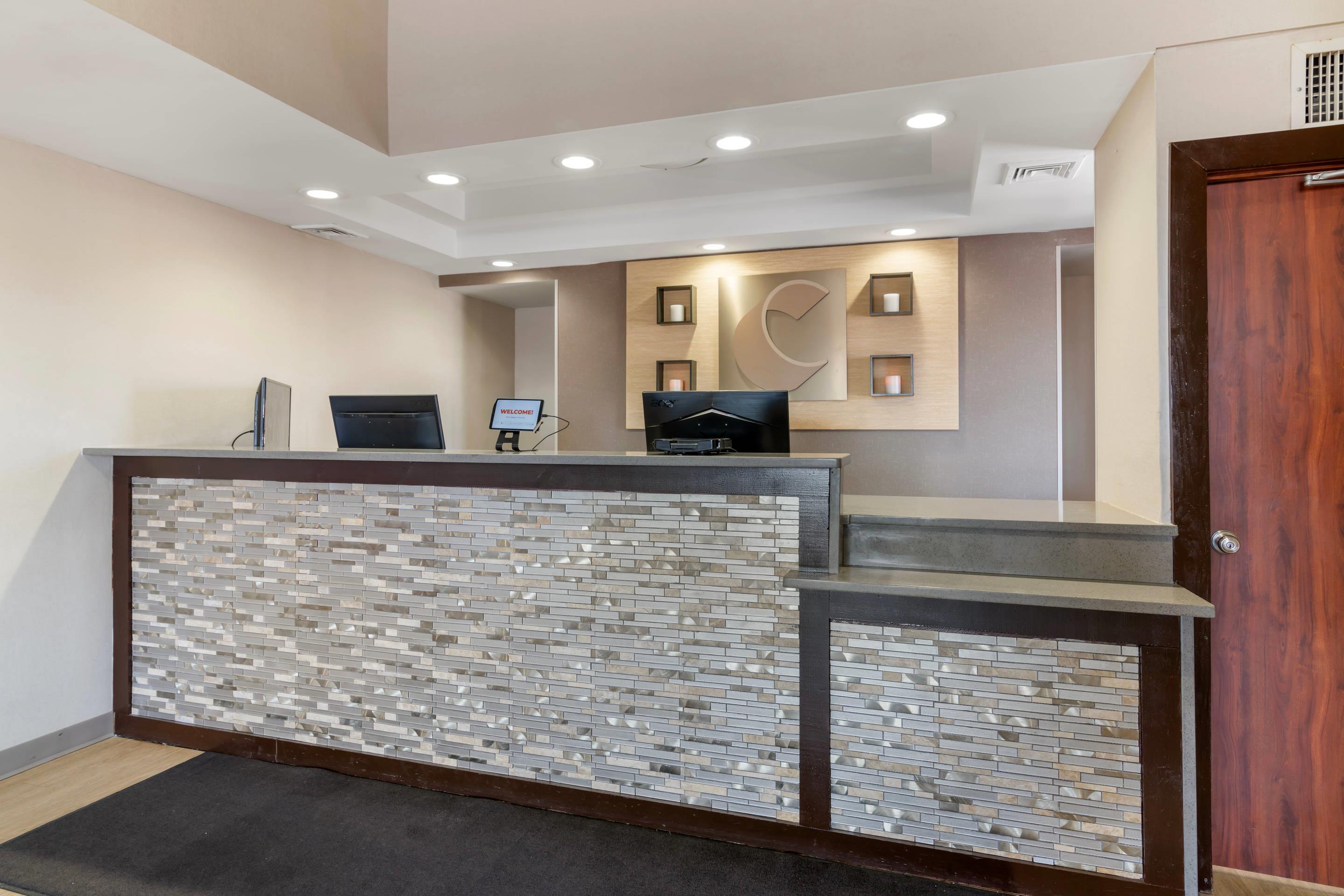 Front desk | Comfort Inn Airport Manchester