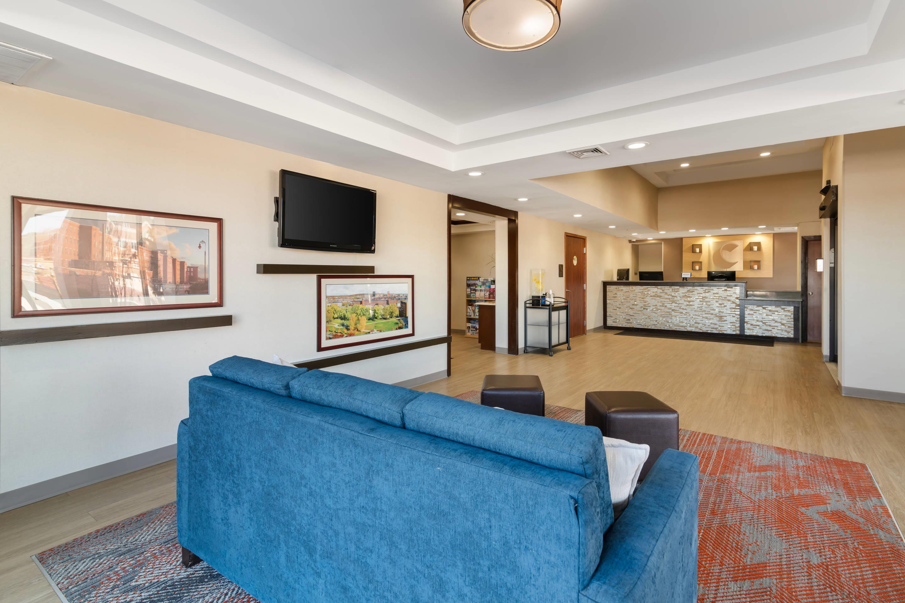 Spacious lobby with sitting area | Comfort Inn Airport Manchester