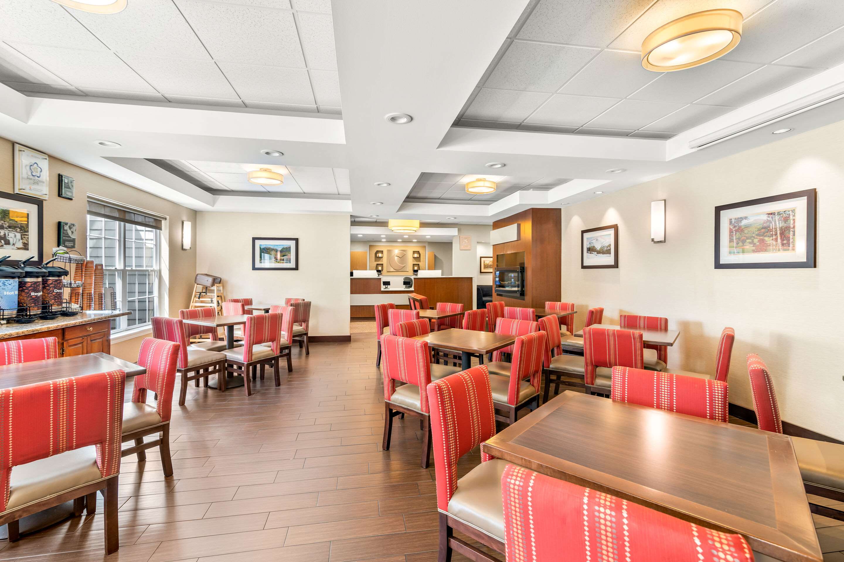 Breakfast area | Comfort Inn & Suites North Conway
