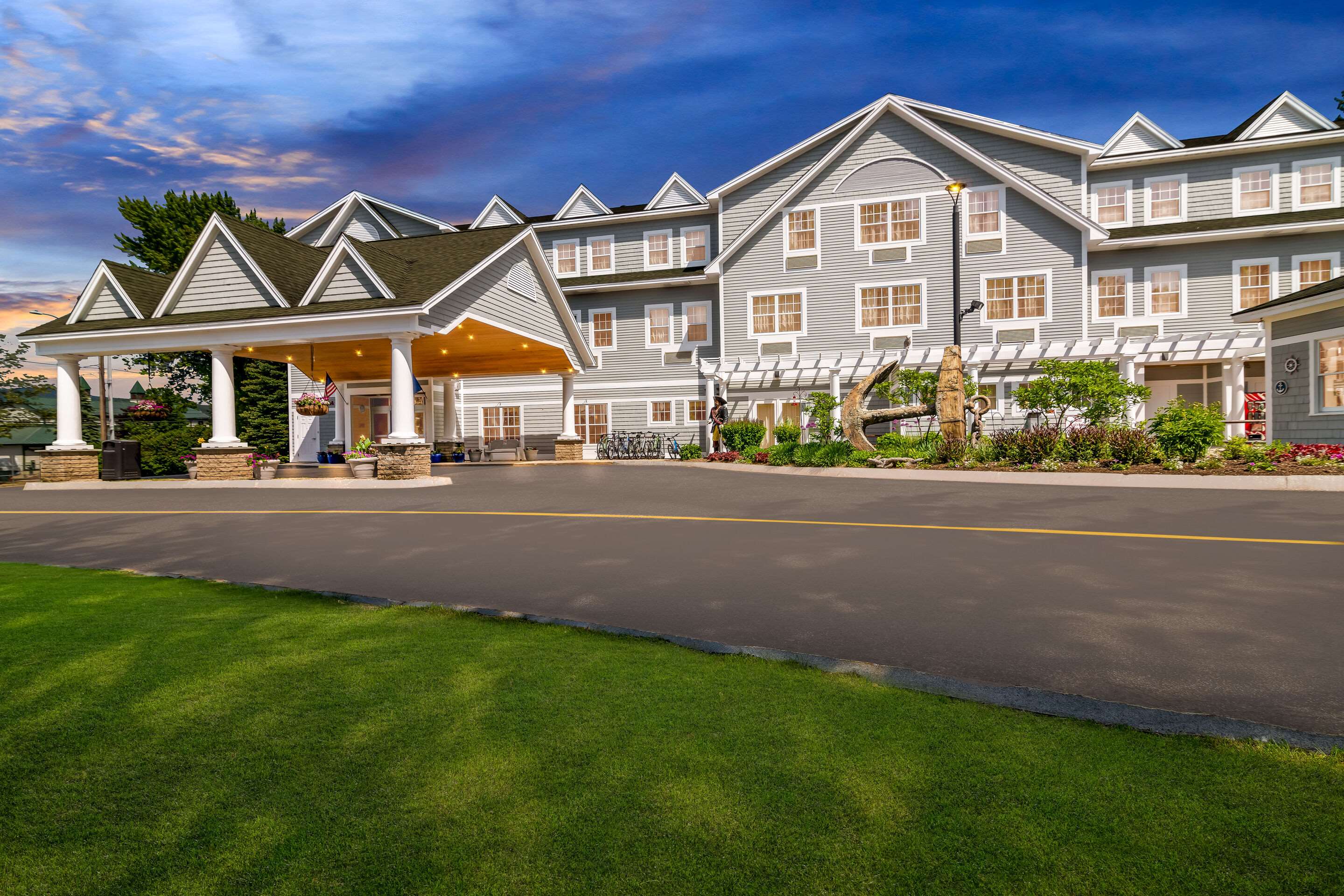Twilight | Comfort Inn & Suites North Conway