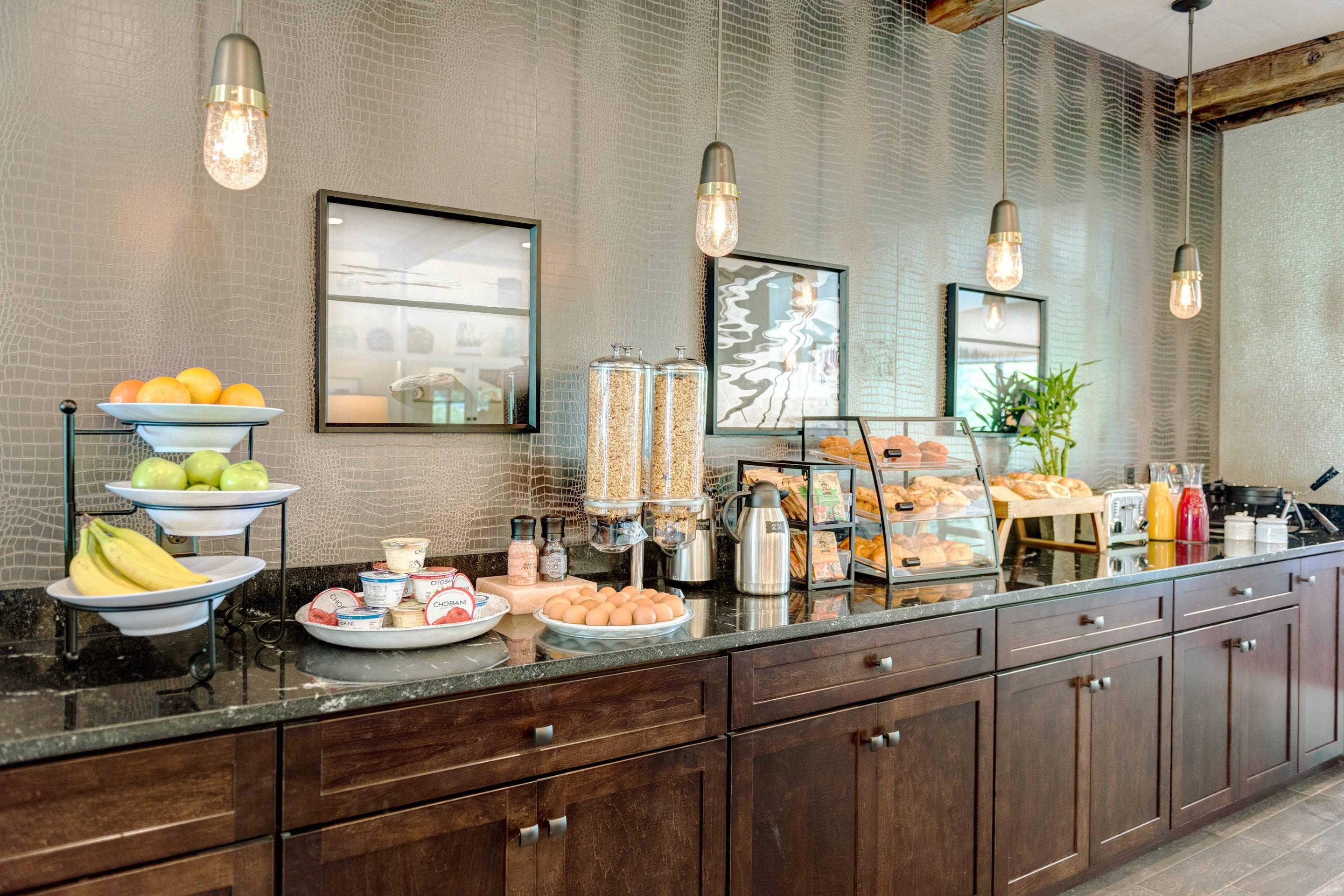 Breakfast area | The Garrison Hotel & Suites Dover - Durham, Ascend Hotel Collection