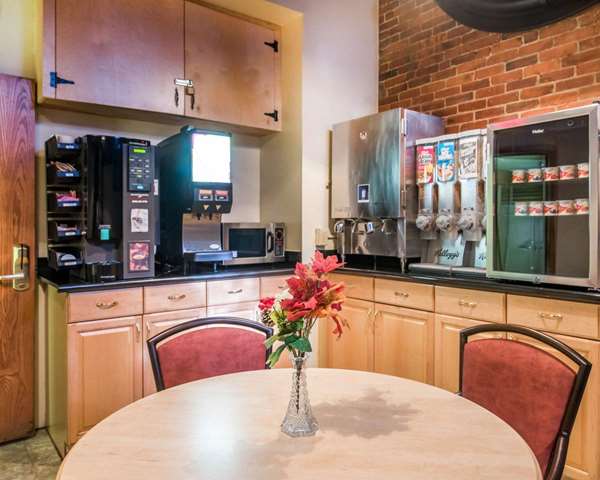 Amenities - Econo Lodge Manchester