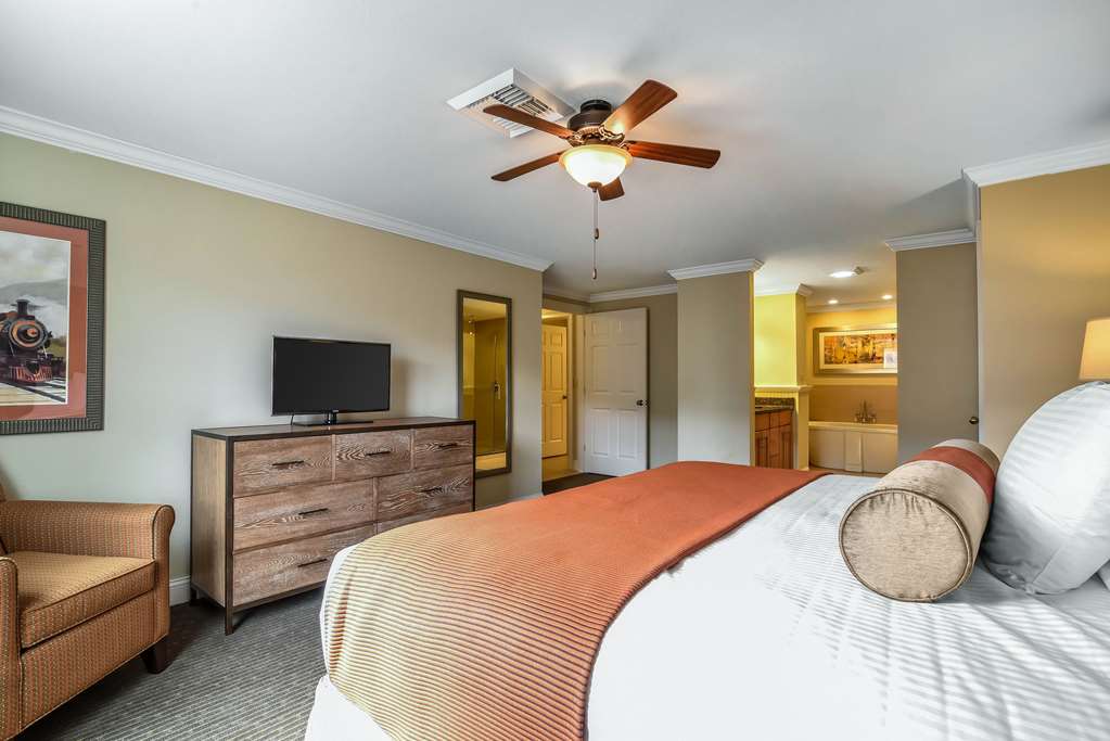 BLUEGREEN VACATIONS SOUTH MOUNTAIN-guestroom-Guest Room,On-Site.jpg