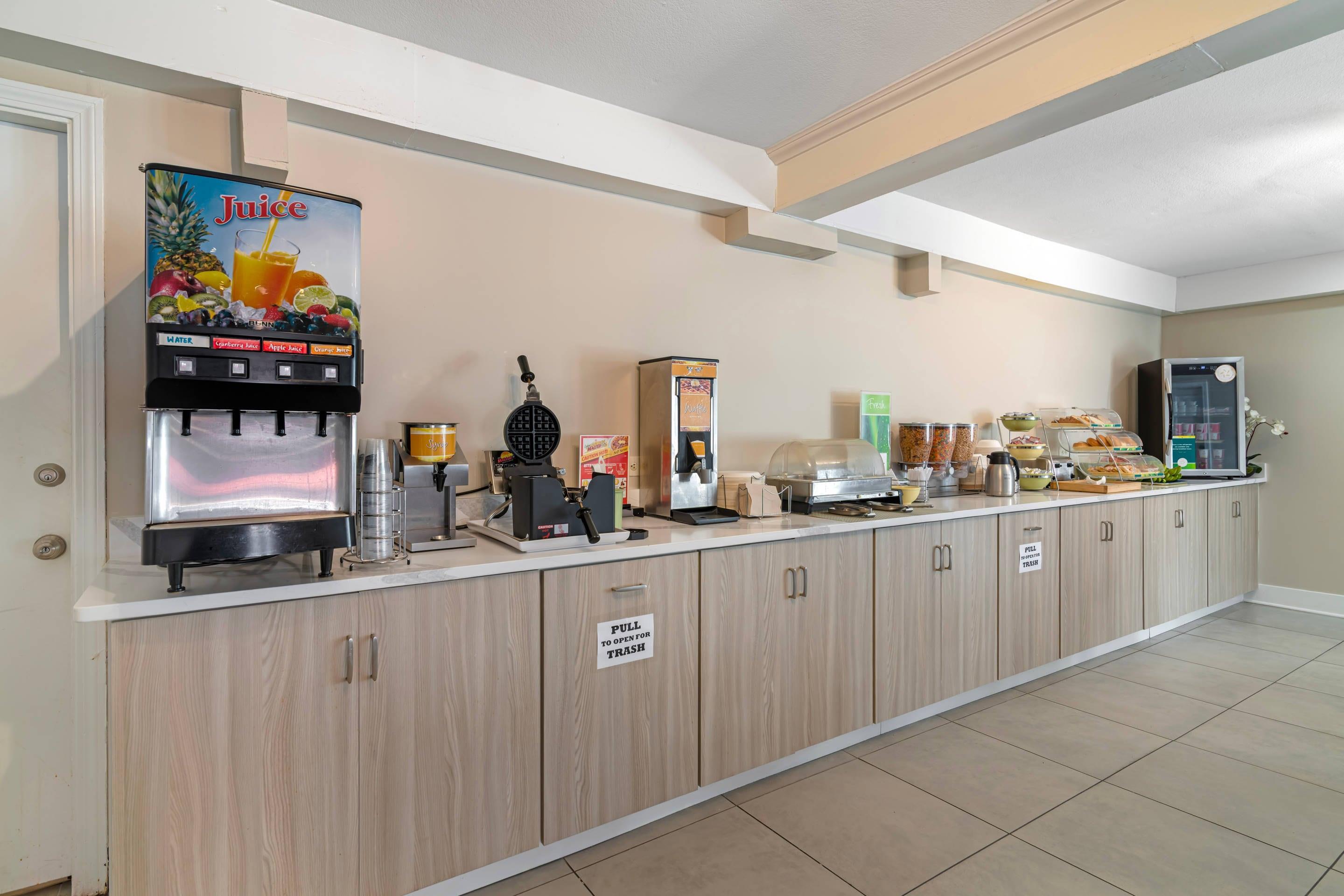 Breakfast area | Quality Inn