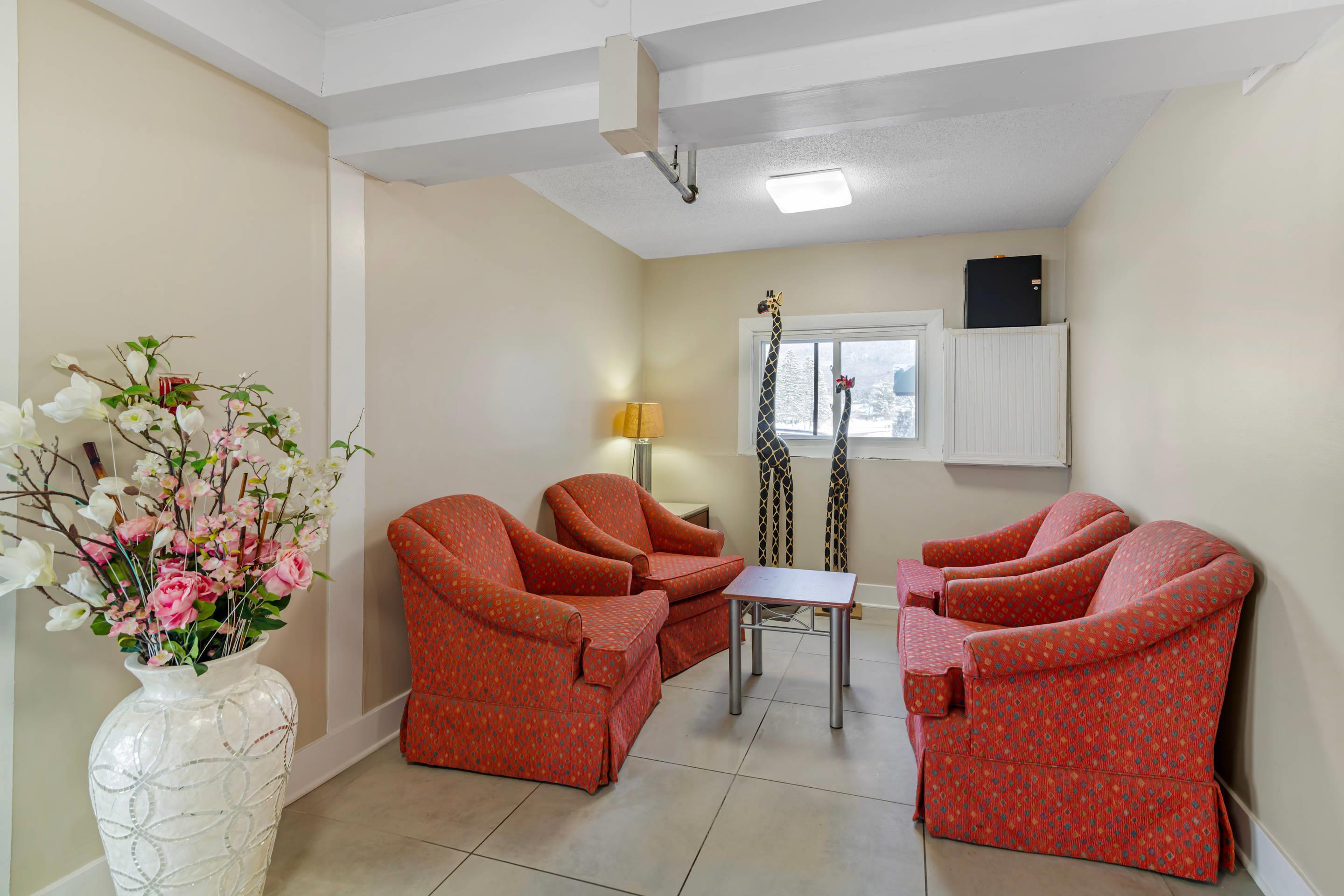 Lobby with sitting area | Quality Inn