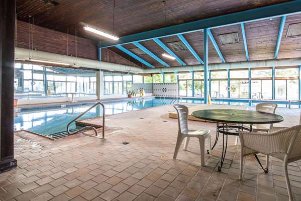 Pool - Econo Lodge Tilton