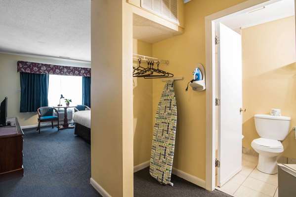  - Econo Lodge Tilton