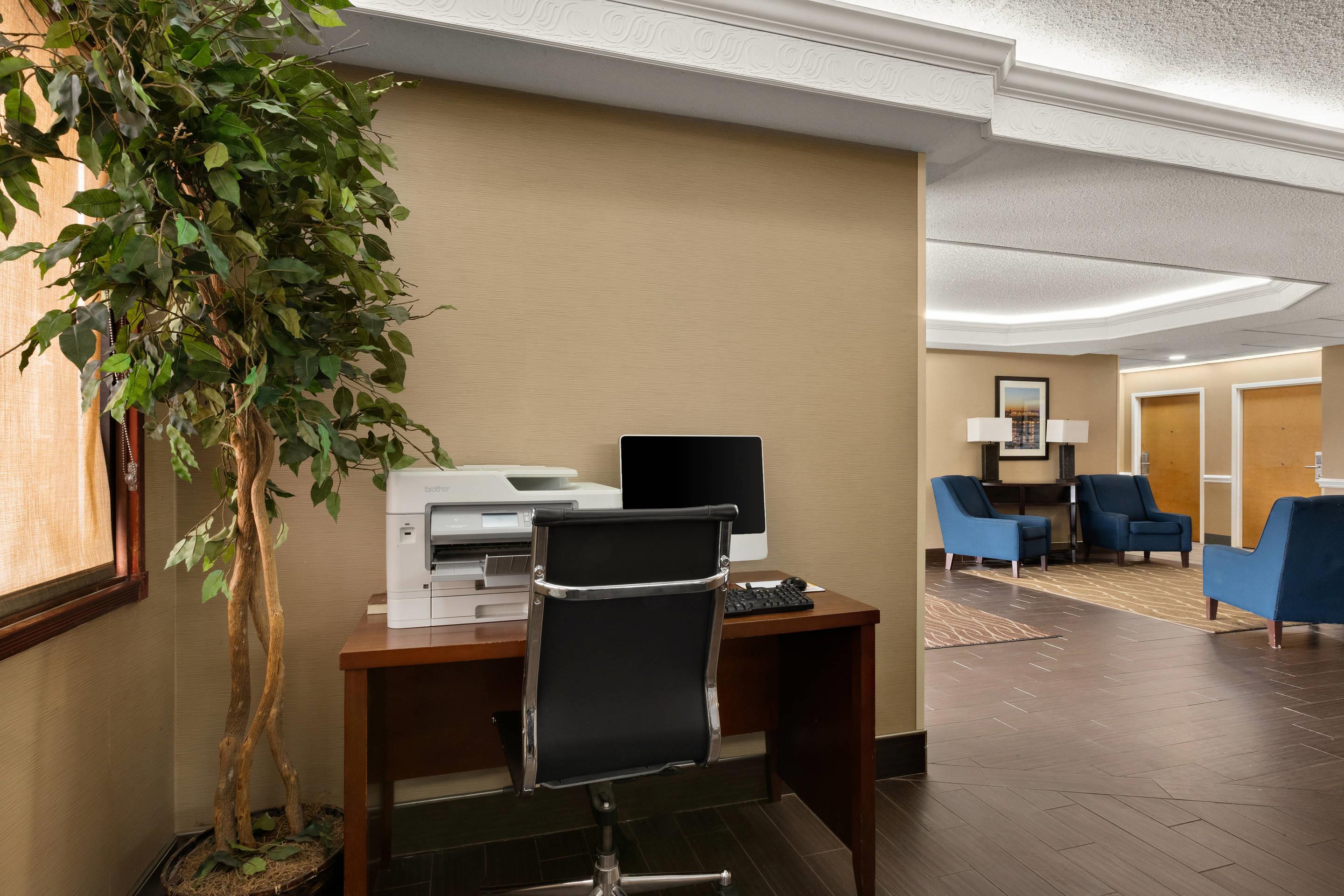 Computer in the lobby | Comfort Inn Bordentown near NJ Turnpike