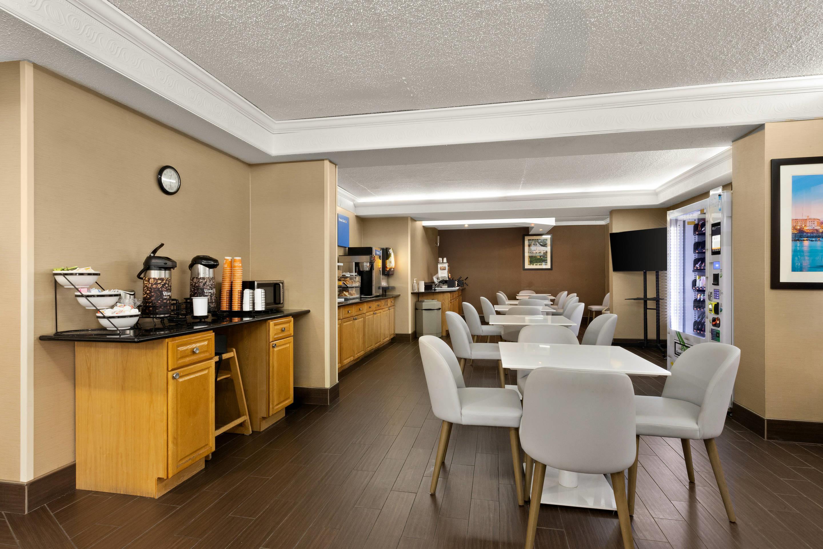 Breakfast area | Comfort Inn Bordentown near NJ Turnpike