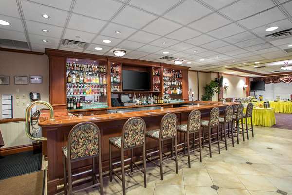 Bar - Clarion Hotel & Conference Center Toms River
