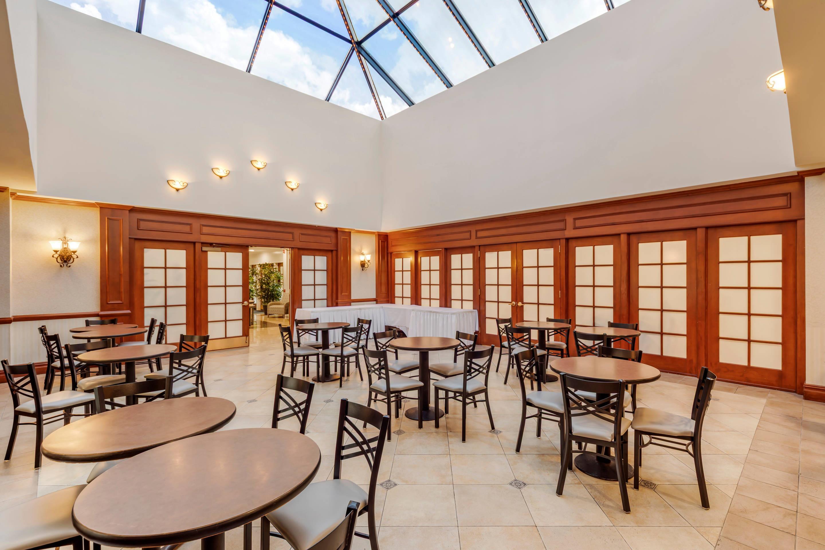 Hotel bar | Clarion Hotel & Conference Center
