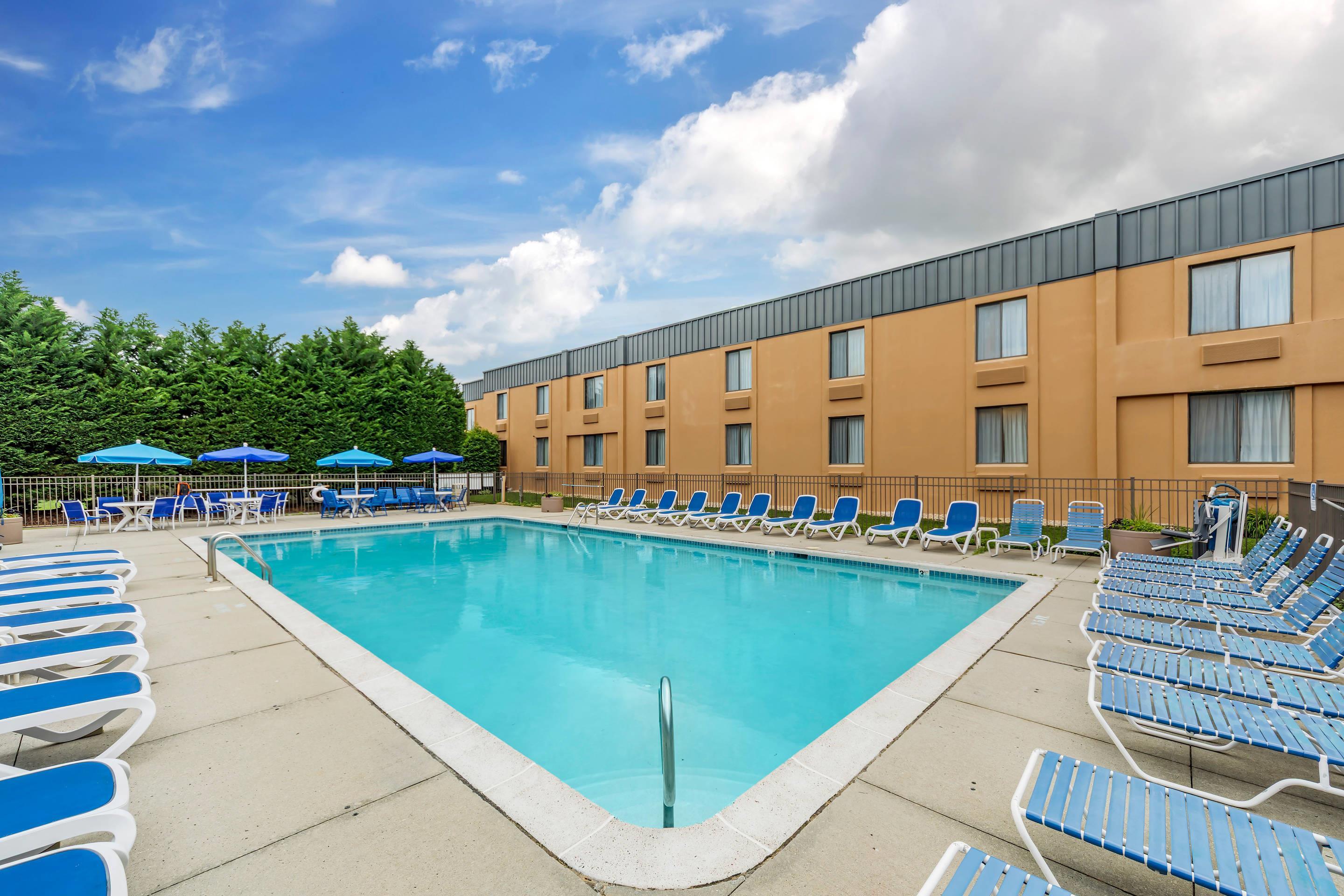 Outdoor pool | Clarion Hotel & Conference Center